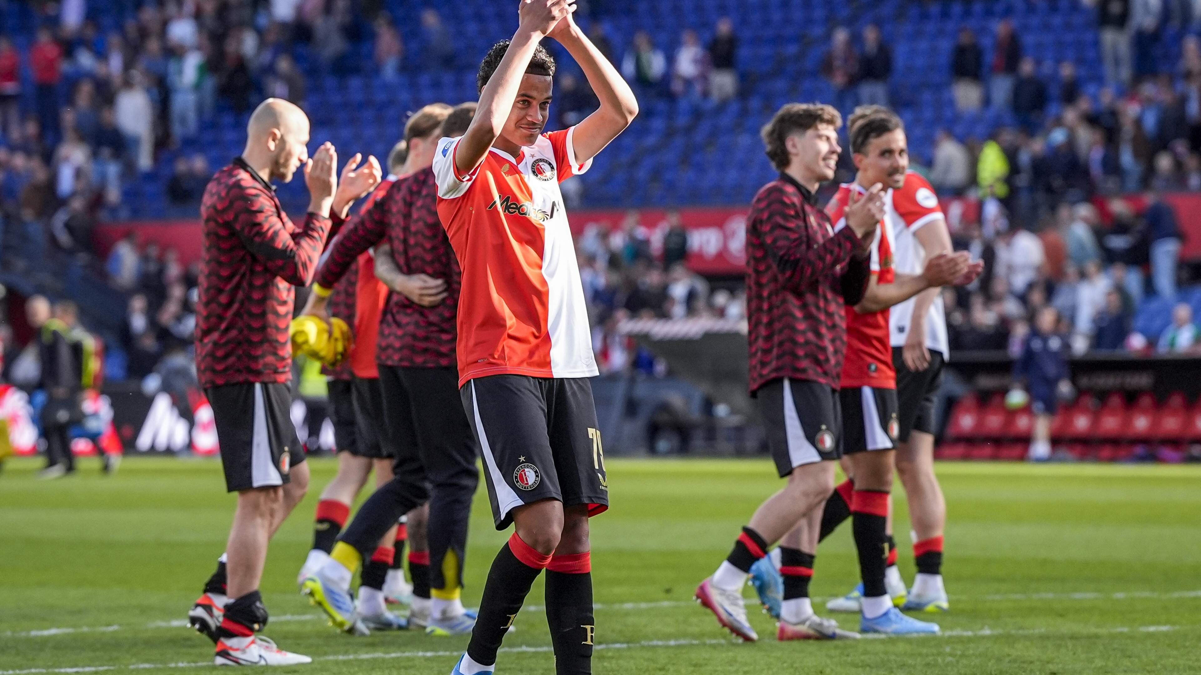 Jongste Feyenoord-debutant Ilian Grootfaam (16) kent Willem van Hanegem (82) nu wel: ’Snel vergeven uiteraard’