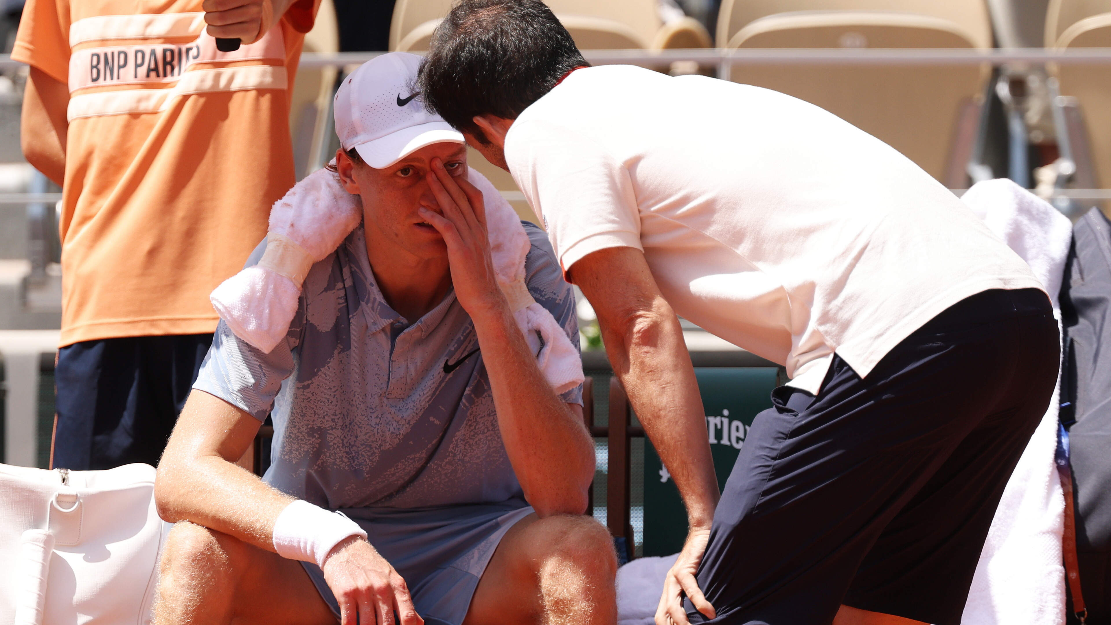 Drama op Roland Garros: grote favoriet Jannik Sinner wordt bevangen door hitte en verliest