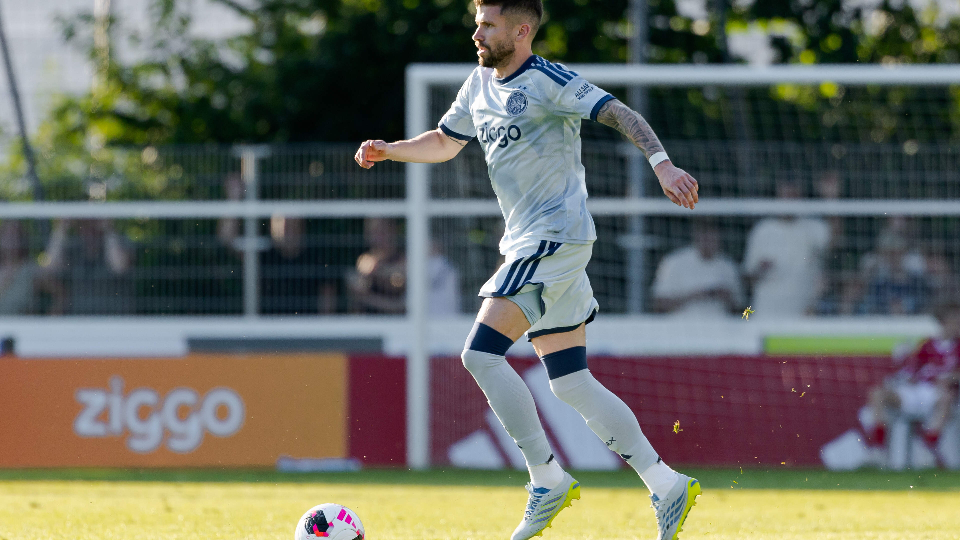 Ajax geeft zege in laatste minuut weg tegen VfL Bochum; rentree Daley Blind, eerste goal Caio Henrique