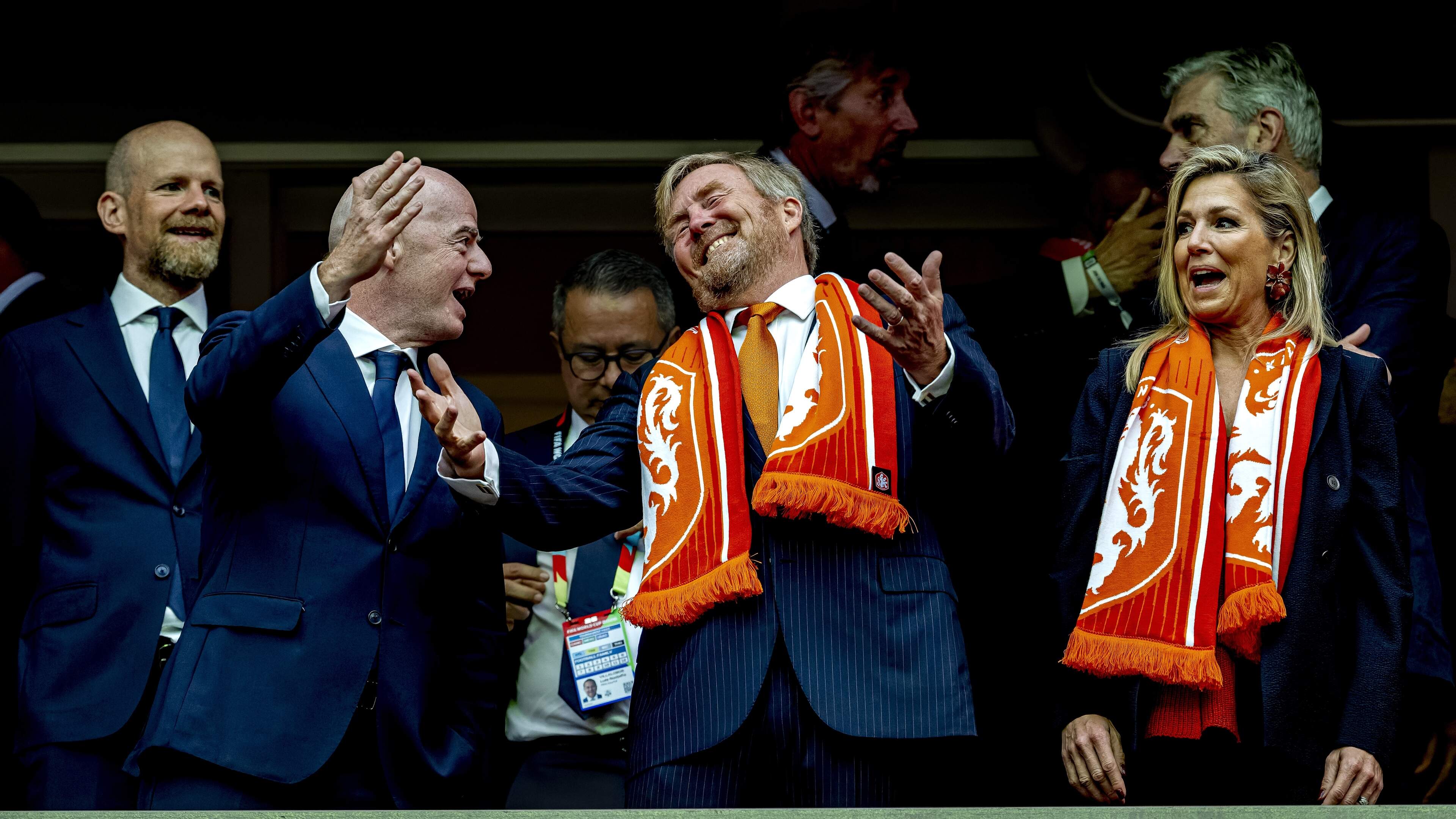 Koning Willem-Alexander heeft opvallend advies voor FIFA-baas Infantino, koningspaar feliciteert Oranje in kleedkamer
