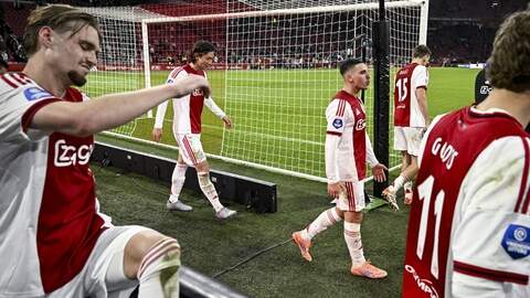 Spelers van Ajax druipen af na het gelijkspel met Heerenveen.