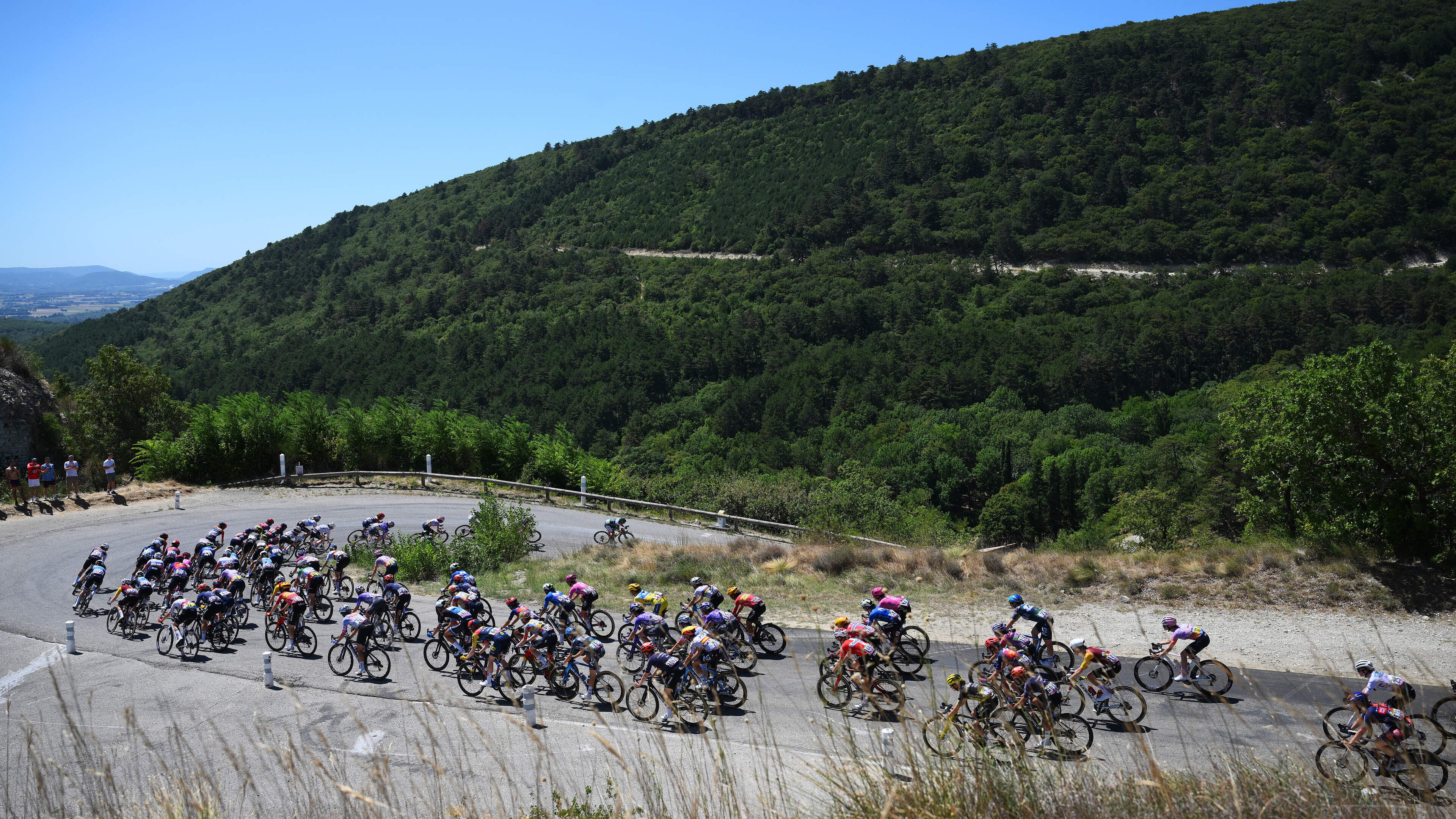 LIVE Tour de France Femmes | Kopgroepje met Marit Raaijmakers in etappe richting Mont Ventoux, slaat Demi Vollering toe?