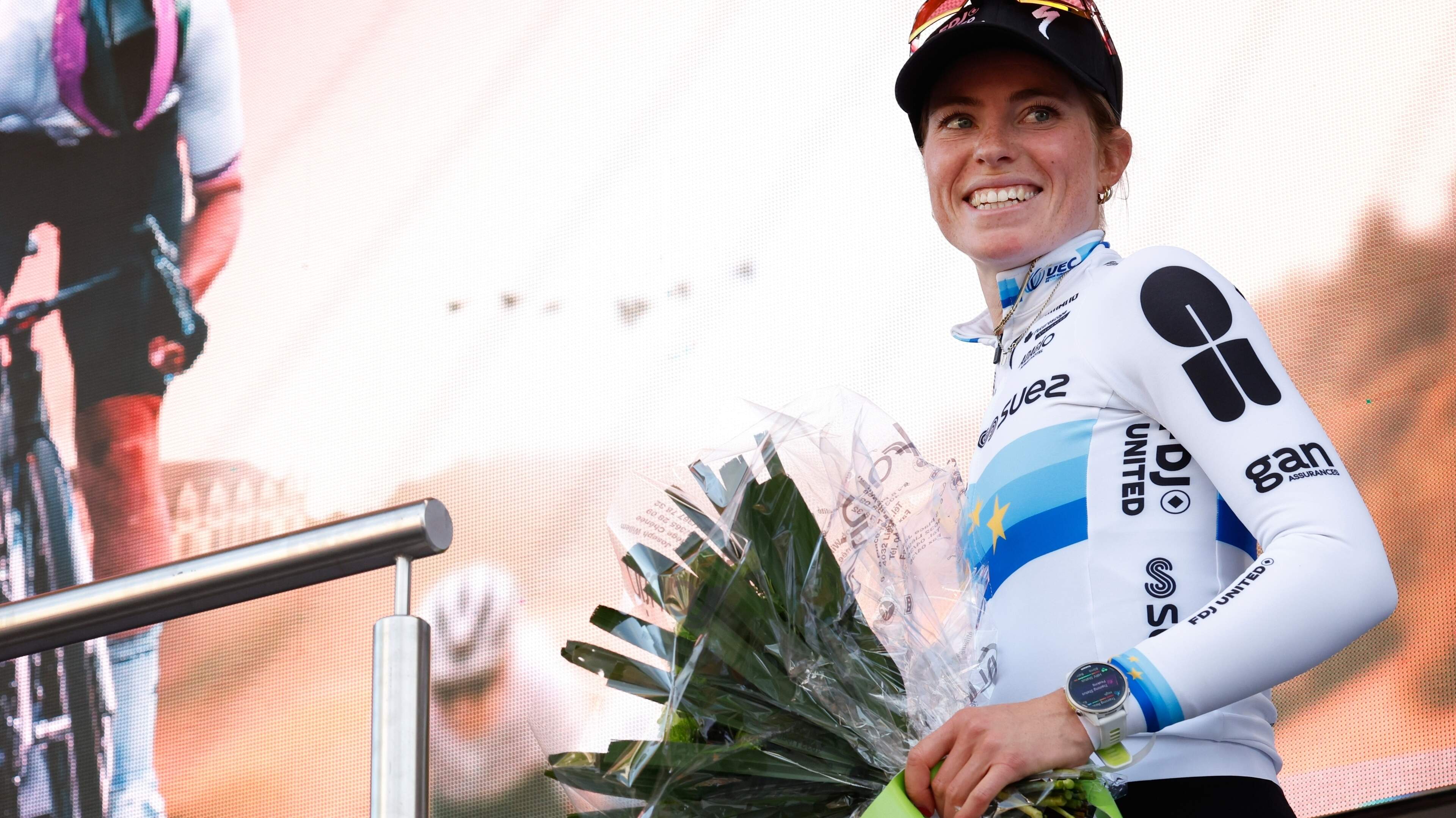 Demi Vollering heerst in Luik-Bastenaken-Luik en slaat alarm: ’Mobiele telefoon is een probleem’