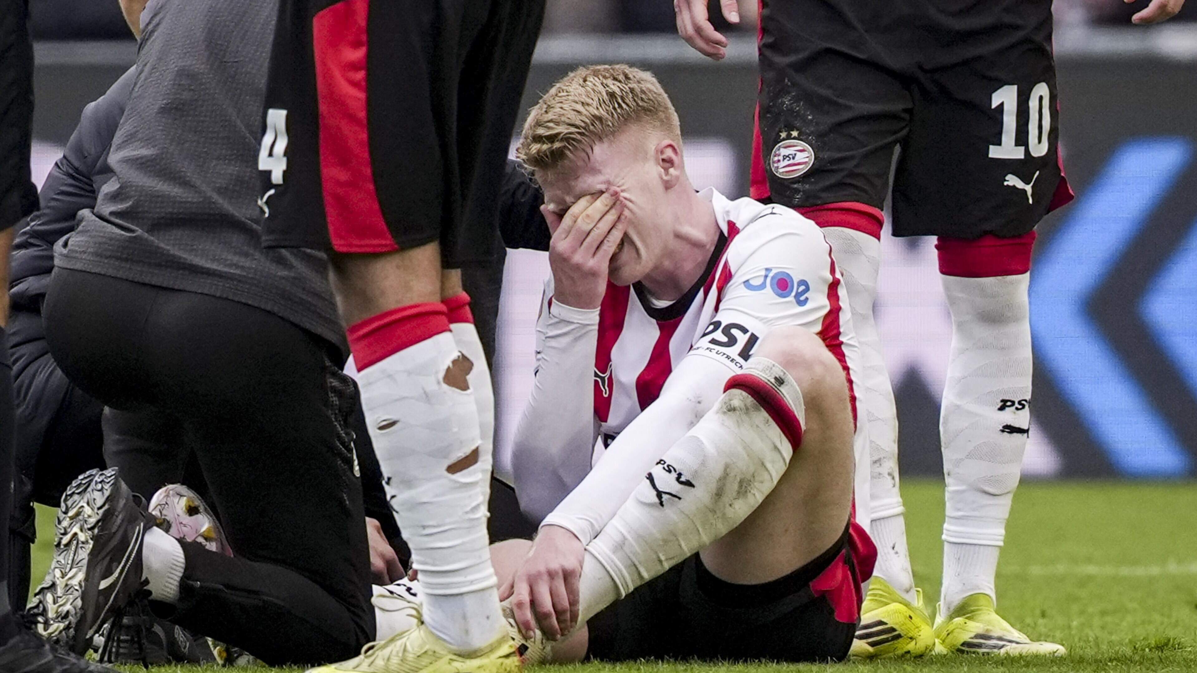 WK in gevaar voor PSV-captain Jerdy Schouten, die tegen FC Utrecht per brancard van het veld wordt gedragen