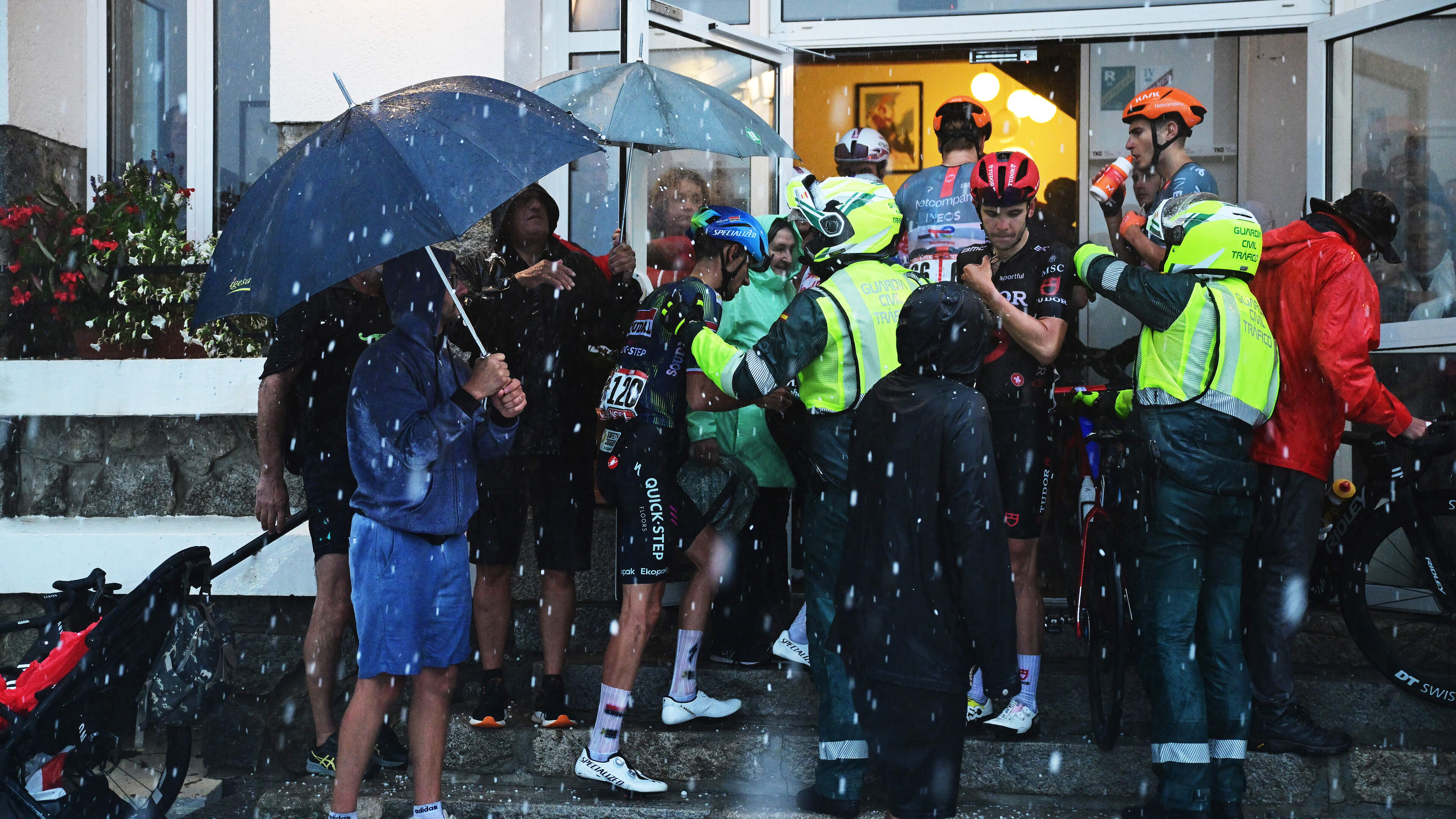 Vuelta-renners danken schuilhotel tijdens hagelstorm met goede reviews, fans tonen creativiteit: ’Mooie ruil met Pogacar’