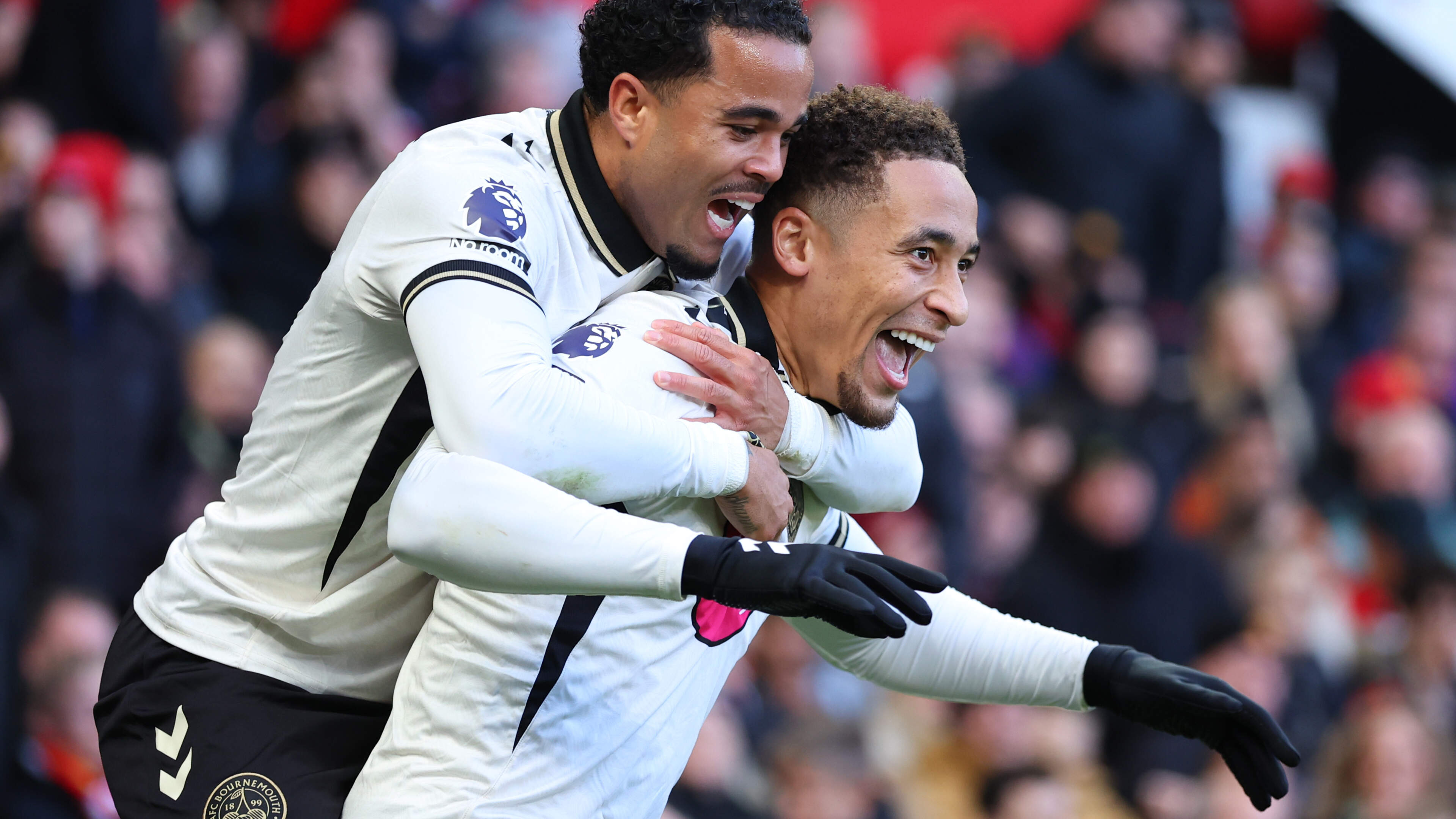 LIVE buitenlands voetbal | Justin Kluivert doet in crisis verkerend Manchester United pijn met assist, Liverpool leidt