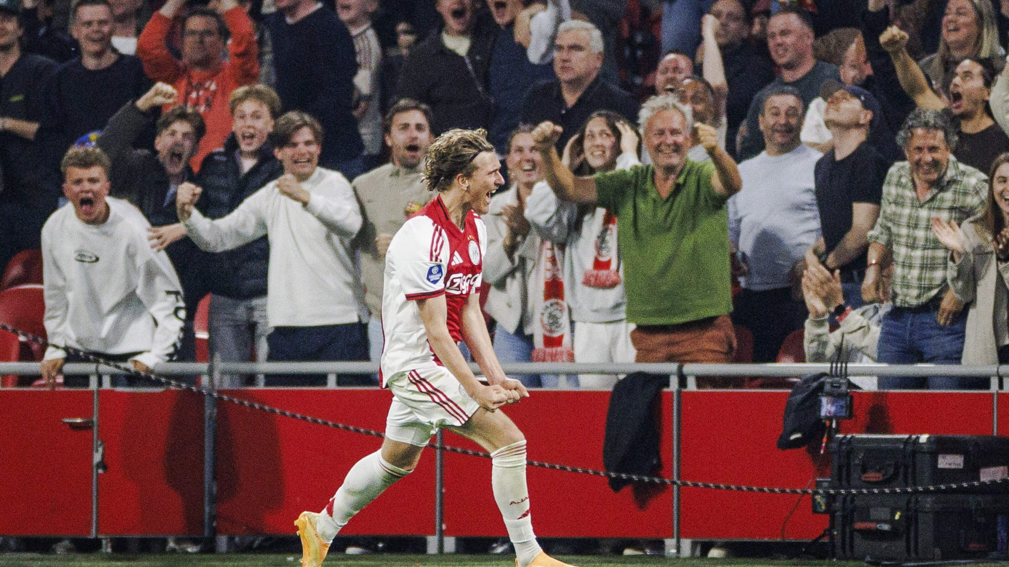 Mika Godts redt op valreep punt voor Ajax tegen PSV 2