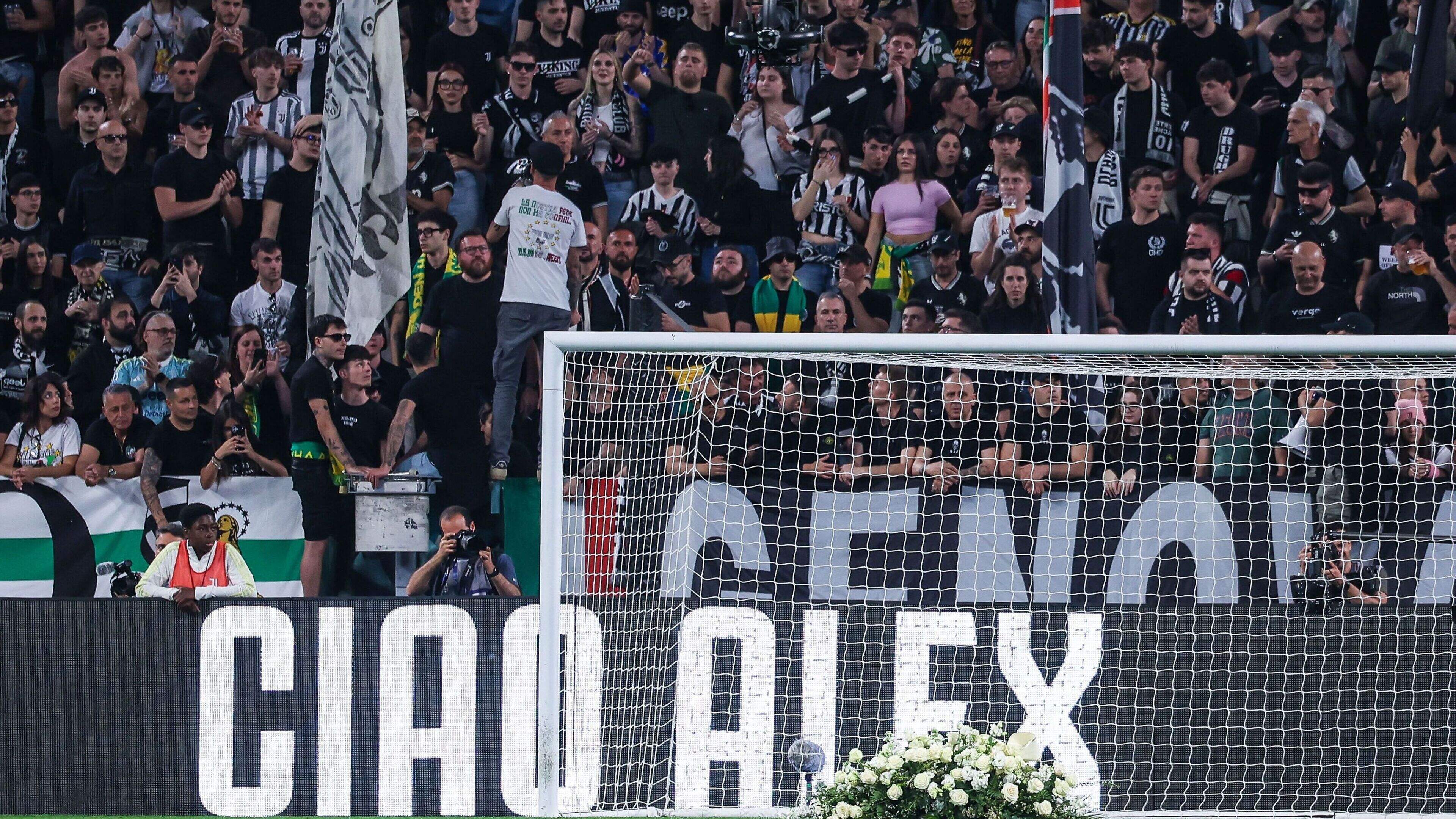 Vrouw van verongelukte Alex Manninger (48) komt met hartverscheurend eerbetoon aan voormalig topkeeper: ’Onze familie is gebroken’