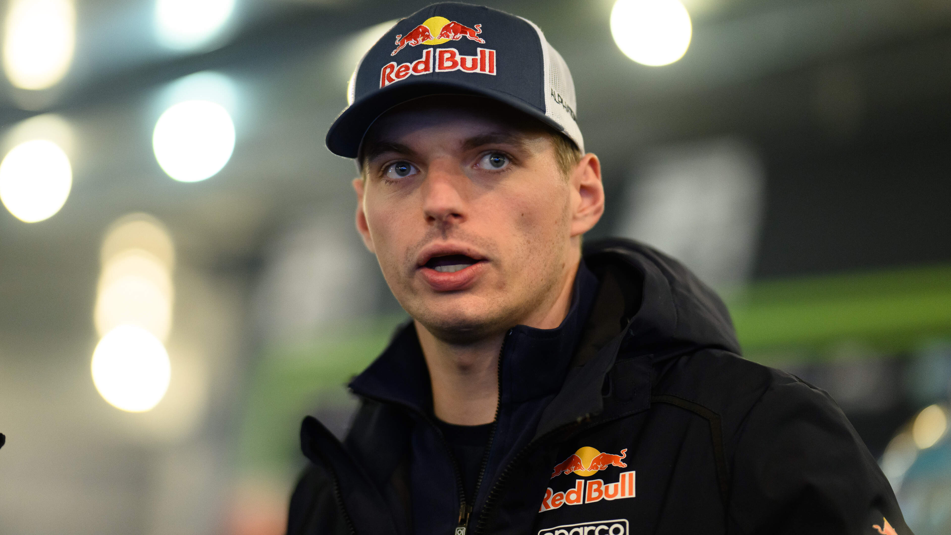 Max Verstappen snel op training voor 24 Uur van Nürburgring, crash van coureur Janina Schall tegen brandende Porsche zorgt voor schrik