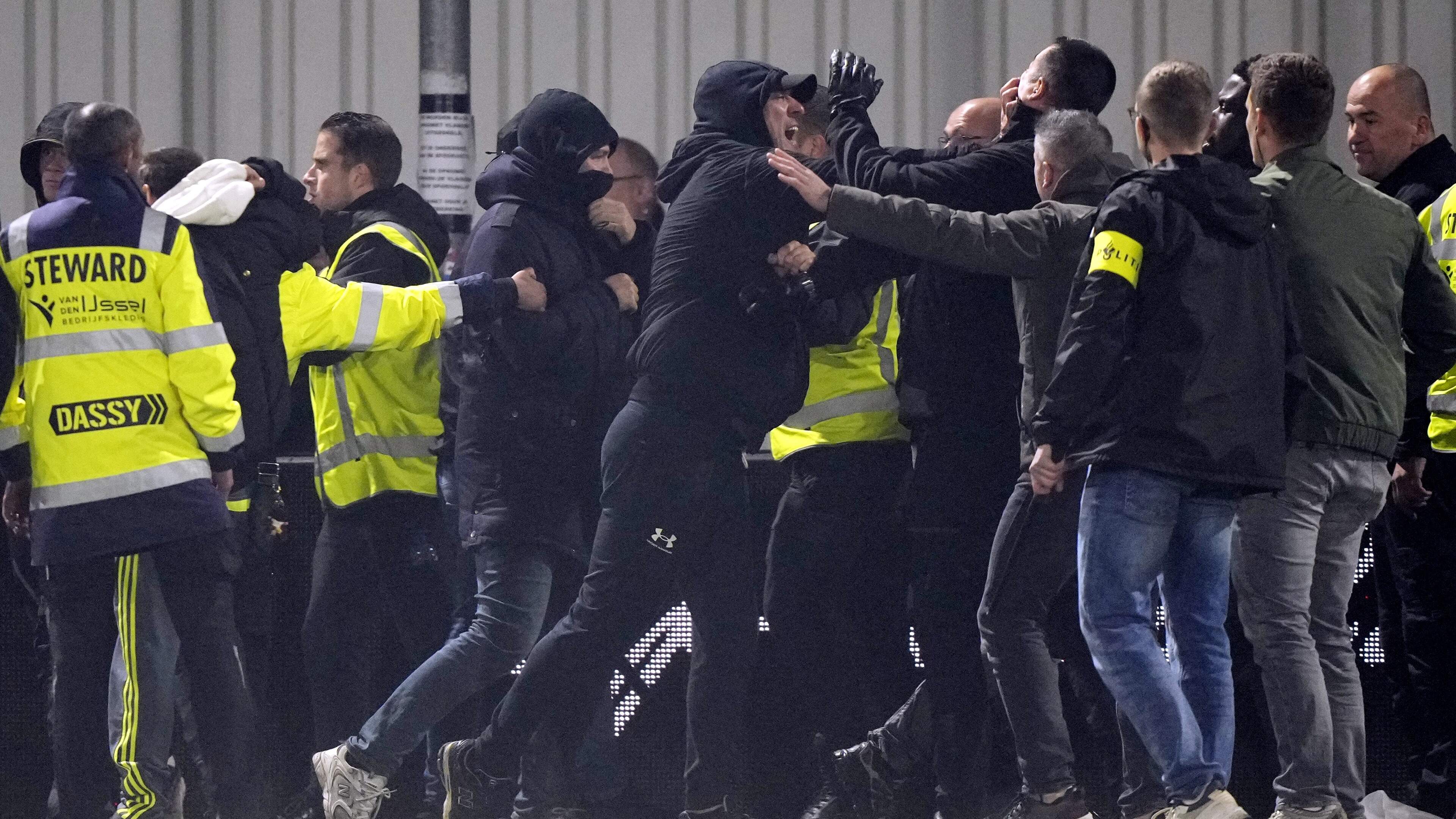 Ongeregeldheden na bekerduel Kozakken Boys-FC Utrecht: Anthony Correia en Dennis de Nooijer spreken afschuw uit
