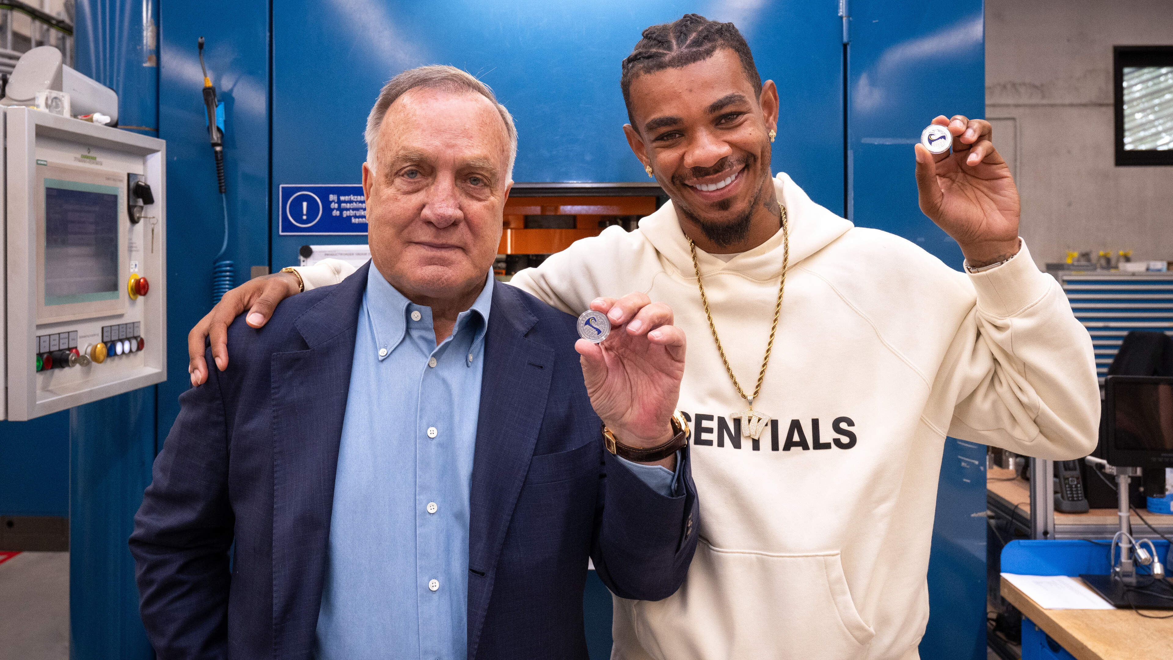 Dick Advocaat en Juninho Bacuna slaan eerste en unieke Caribische 5 gulden-munt voor WK-kwalificatie Curaçao