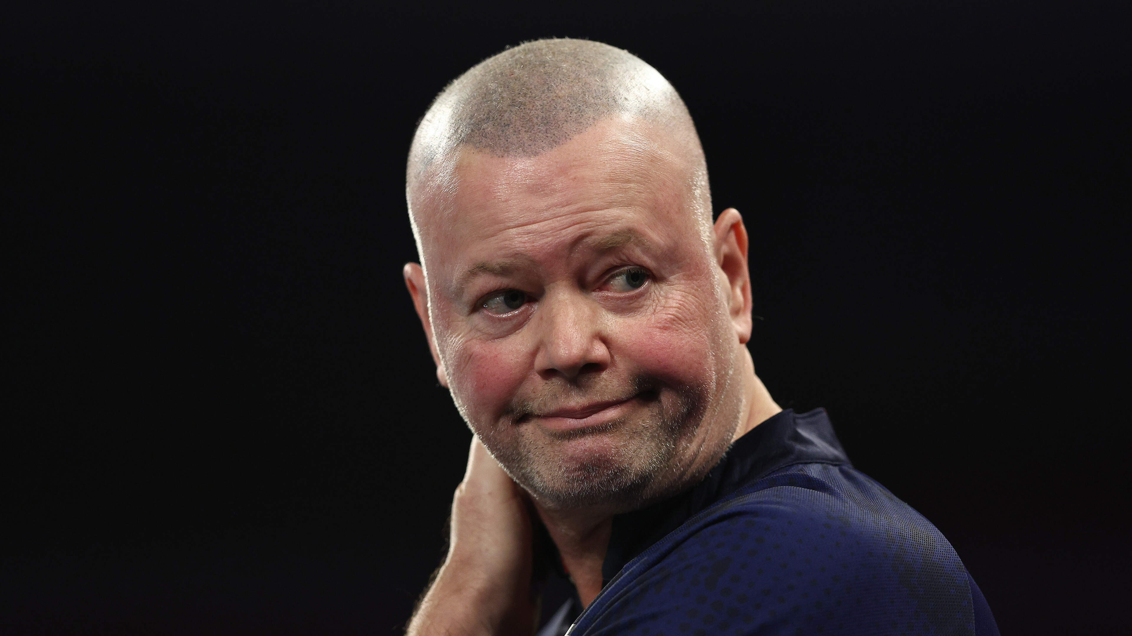 Raymond van Barneveld (59) kreeg forse boete van dartsbond na ’ongepast gedrag’