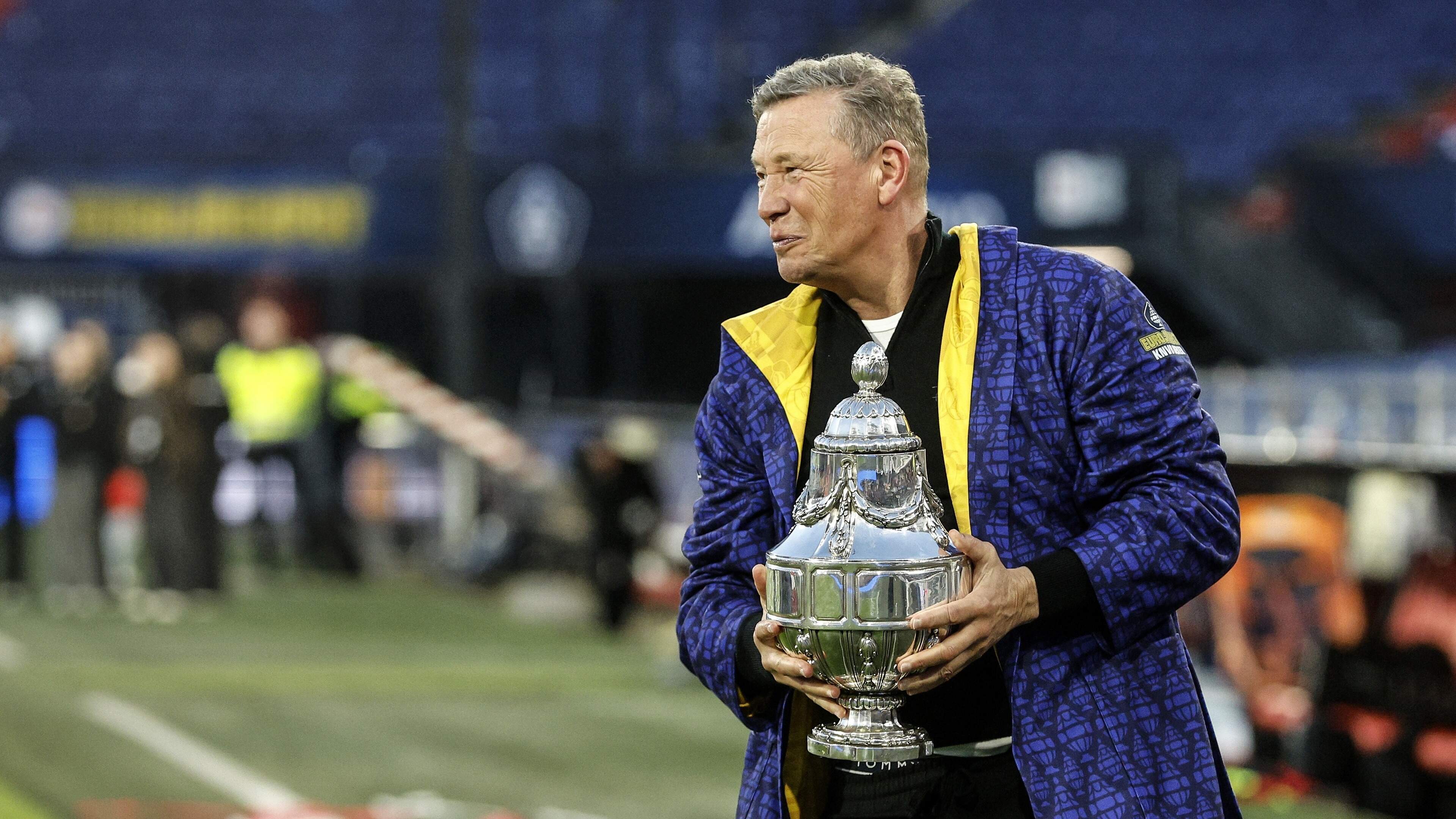 Blijft Leeroy Echteld trainer van AZ? ’We moeten ook een fundament bouwen voor de toekomst’