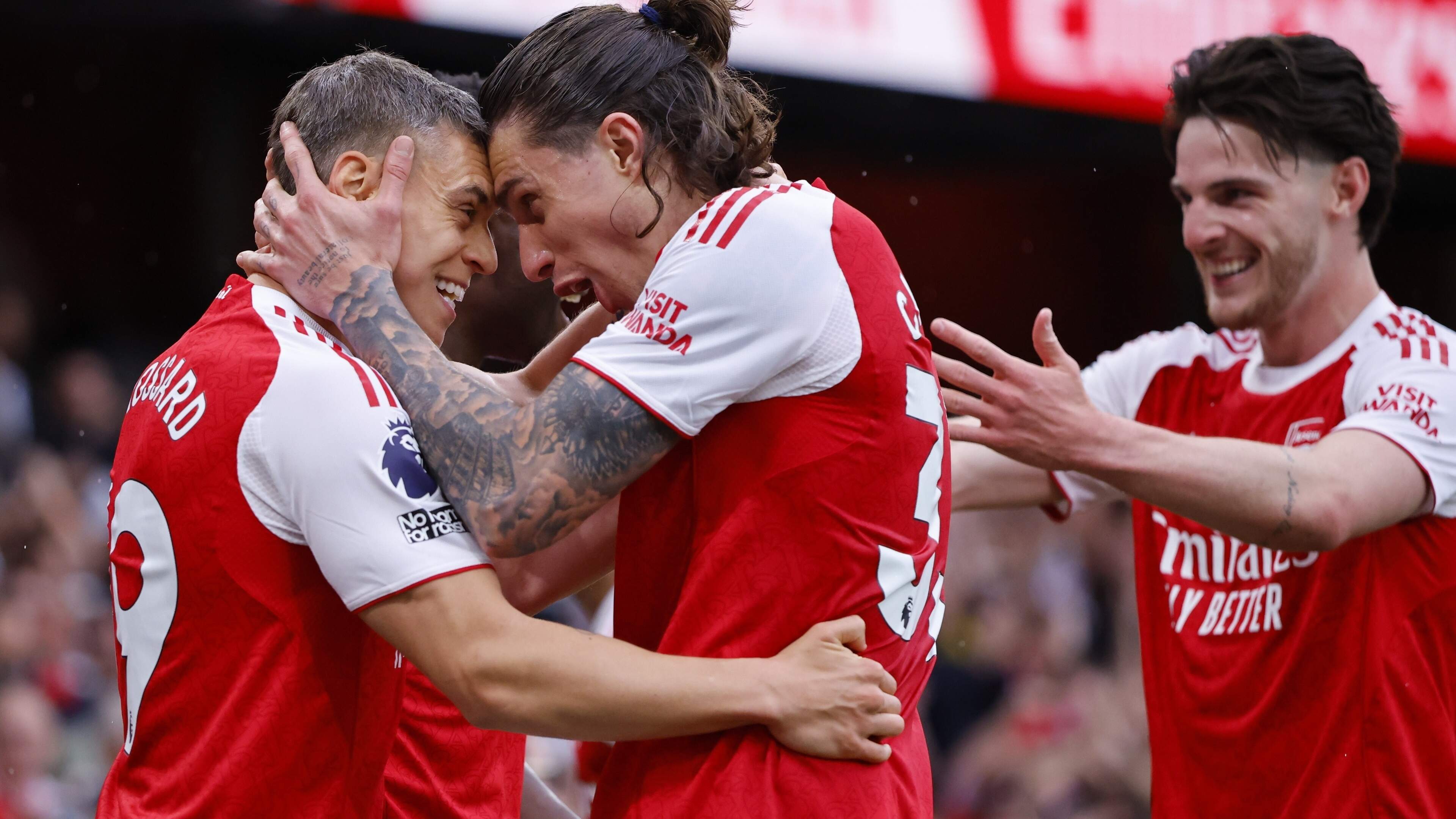 Arsenal doet uitstekende zaken in zinderende strijd om Engelse landstitel en zet rivaal Manchester City onder flinke druk