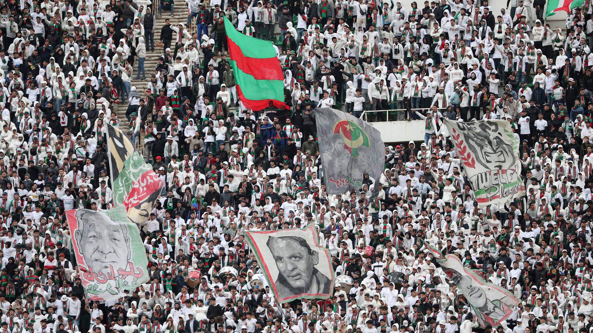 Fans van MC Alger.