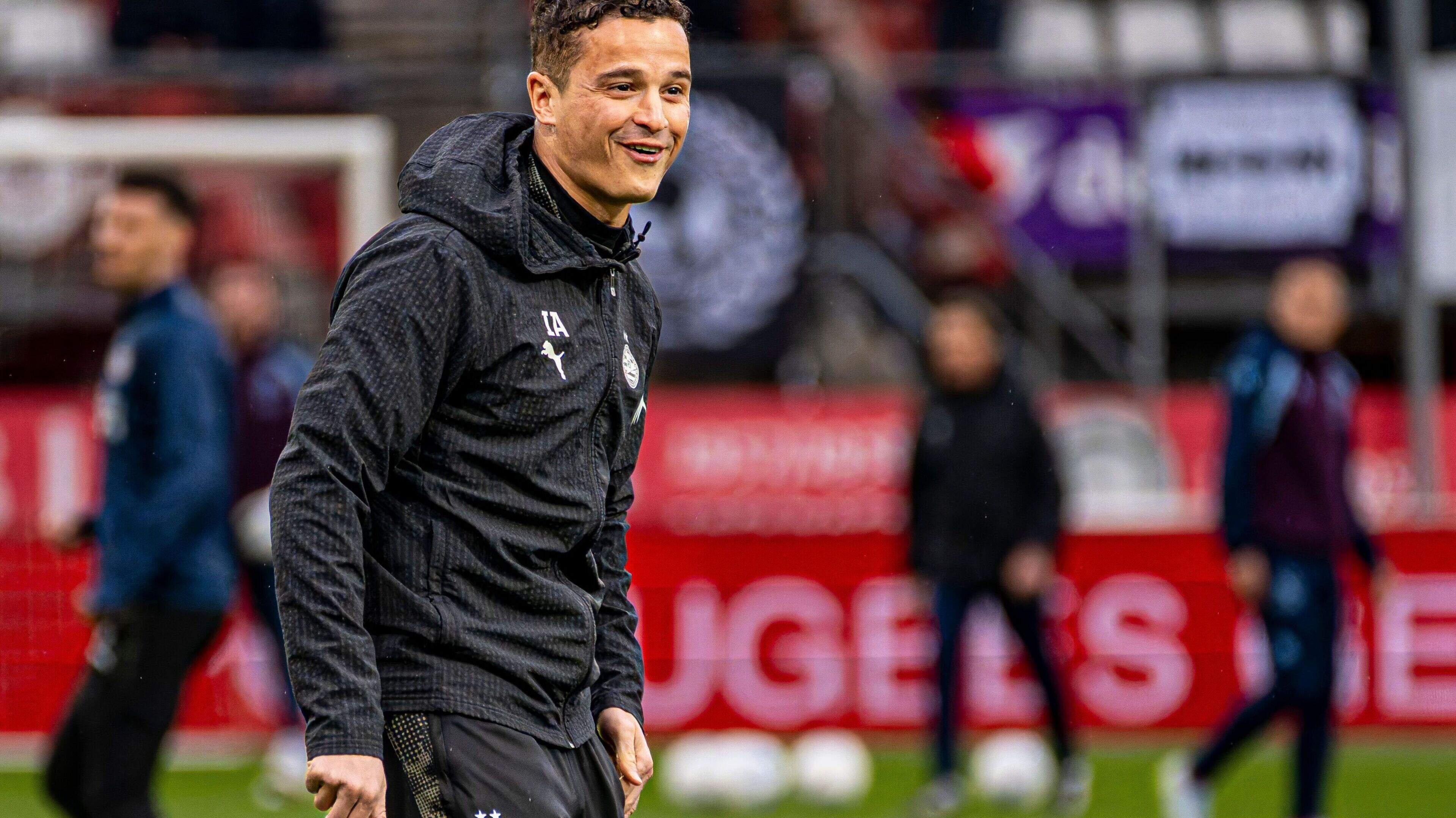 Peter Bosz verrast door snel vertrek Ibrahim Afellay bij PSV: ’Ik vind het jammer’