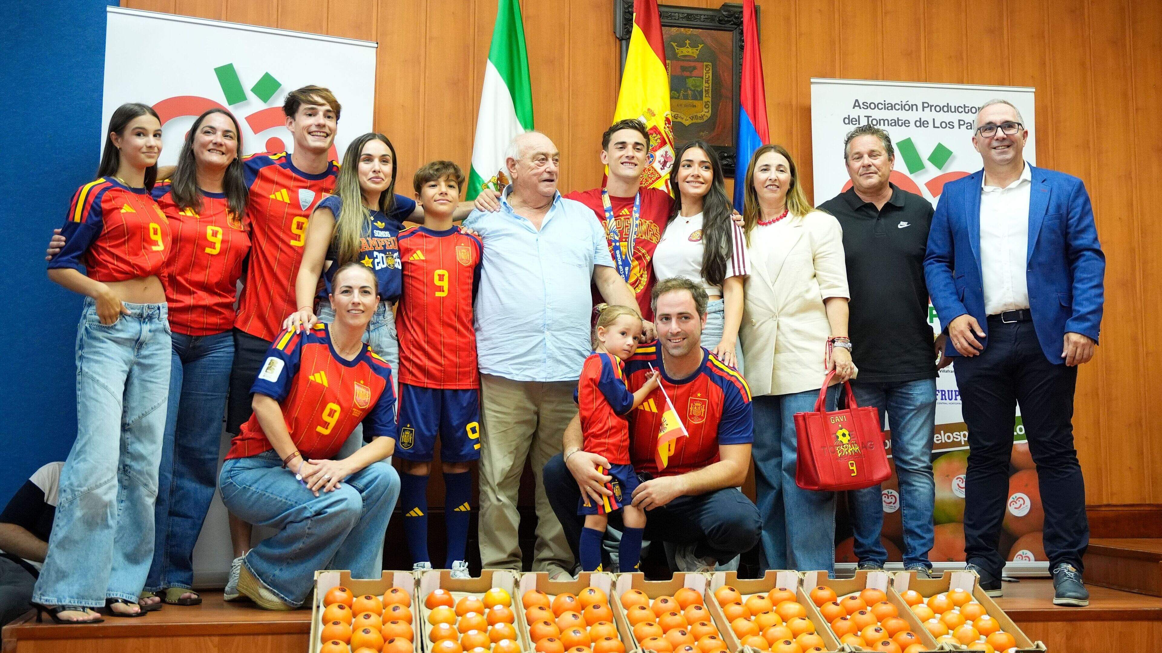 Bijzondere eer: kisten vol tomaten voor Spaanse wereldkampioenen Gavi en Fabian Ruiz
