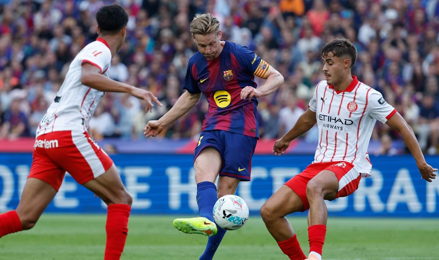 Frenkie de Jong met een schot op doel.