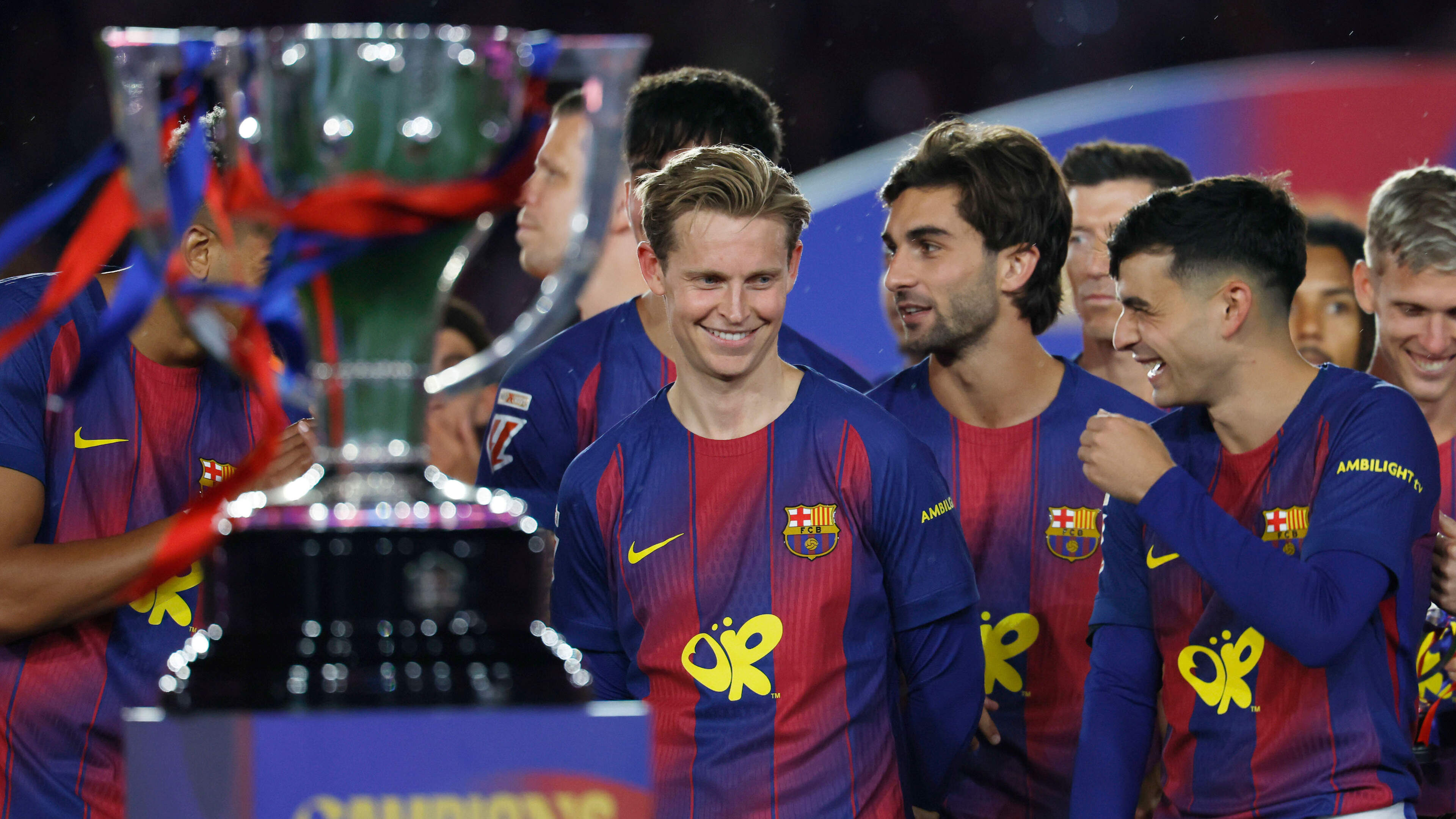 Frenkie de Jong voetbalt in Camp Nou met zoontjes Miles (2) en Mason (0) na ’extra speciale’ titel Barcelona