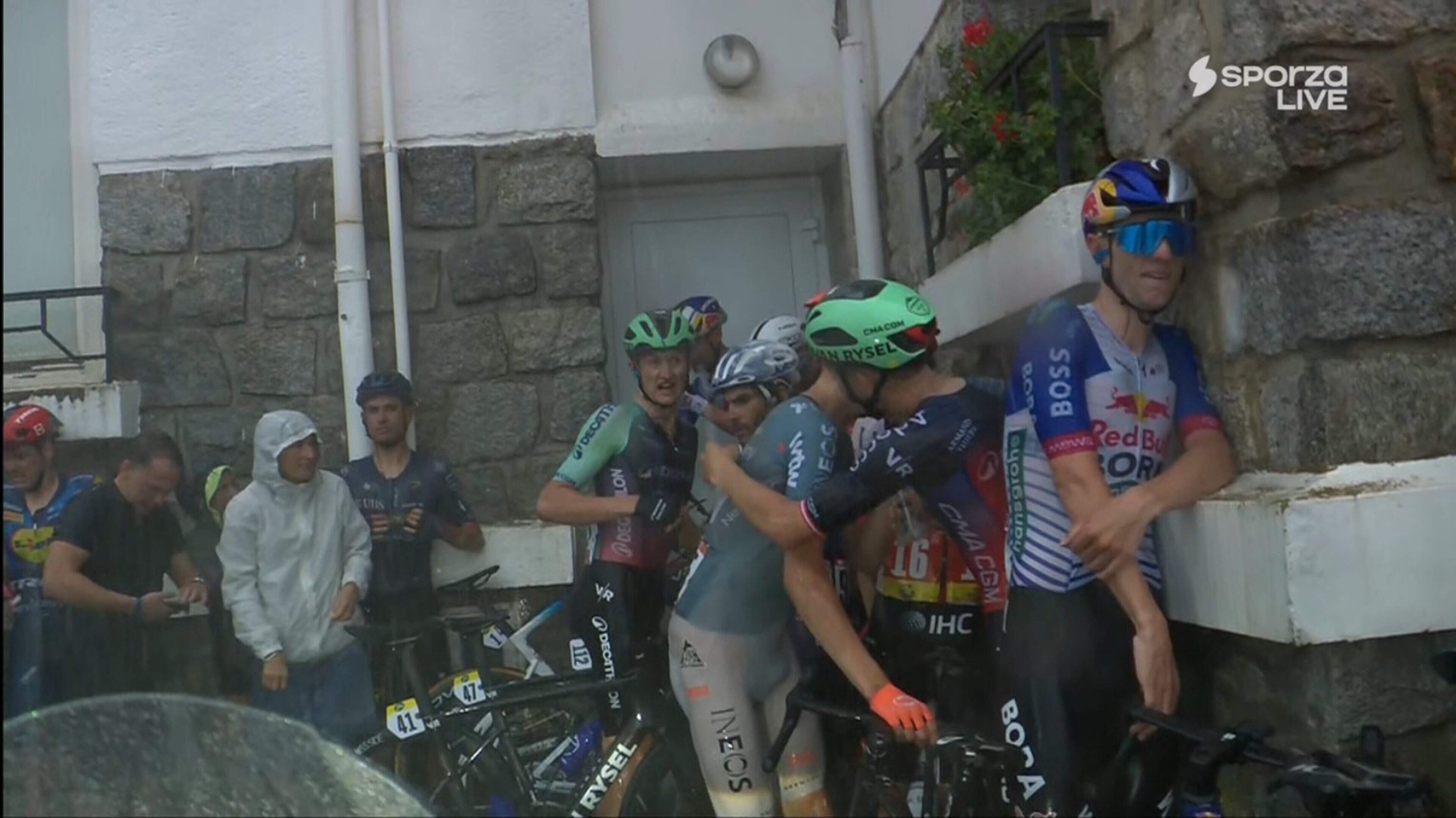 Vuelta-rit definitief gestaakt na ongekend hondenweer: bibberende renners schuilen voor hagelstenen