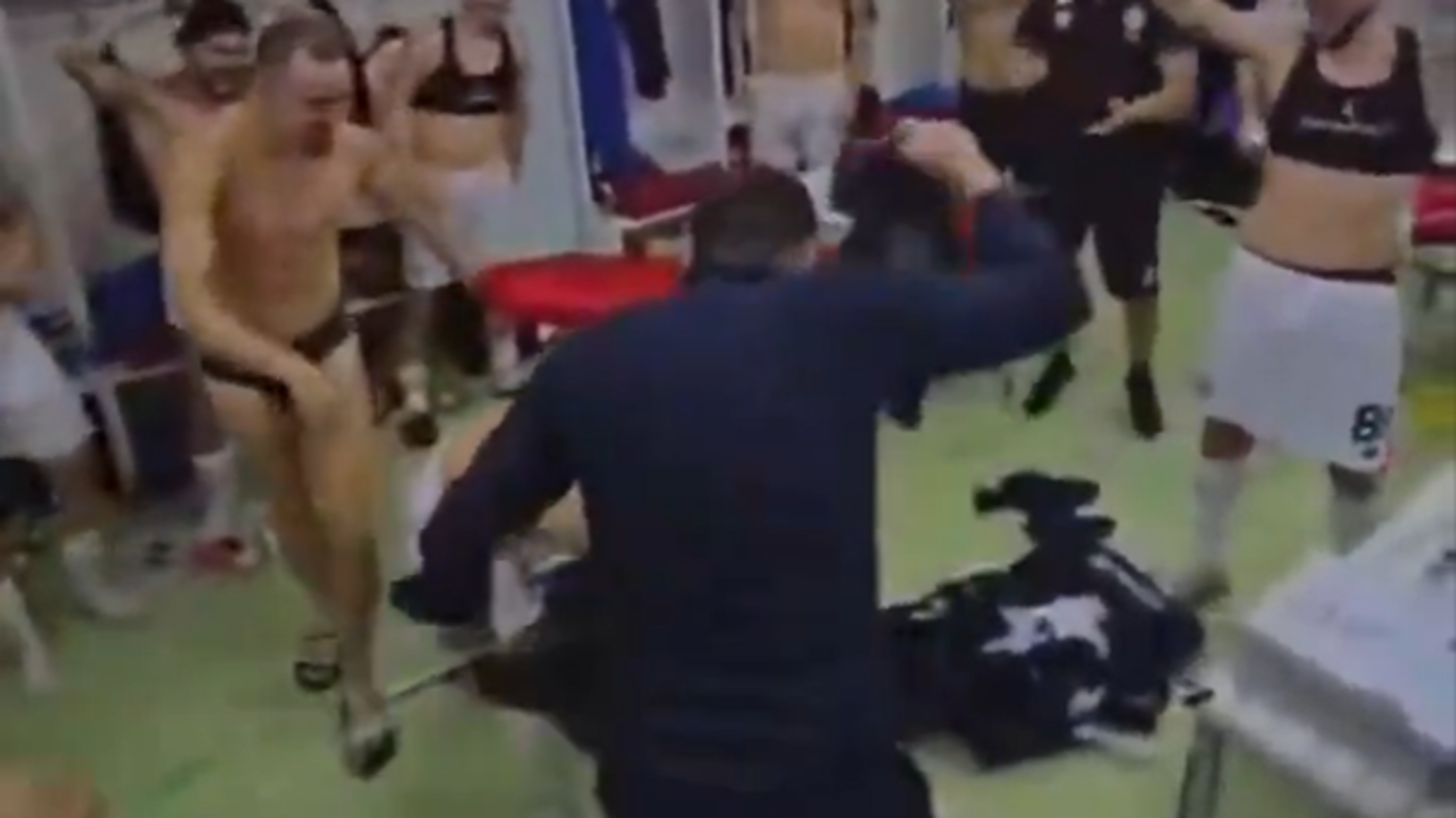 Voorzitter Dinamo Tirana gooit zak geld kleedkamer in en danst met spelers in hun onderbroek na Conference League-succes