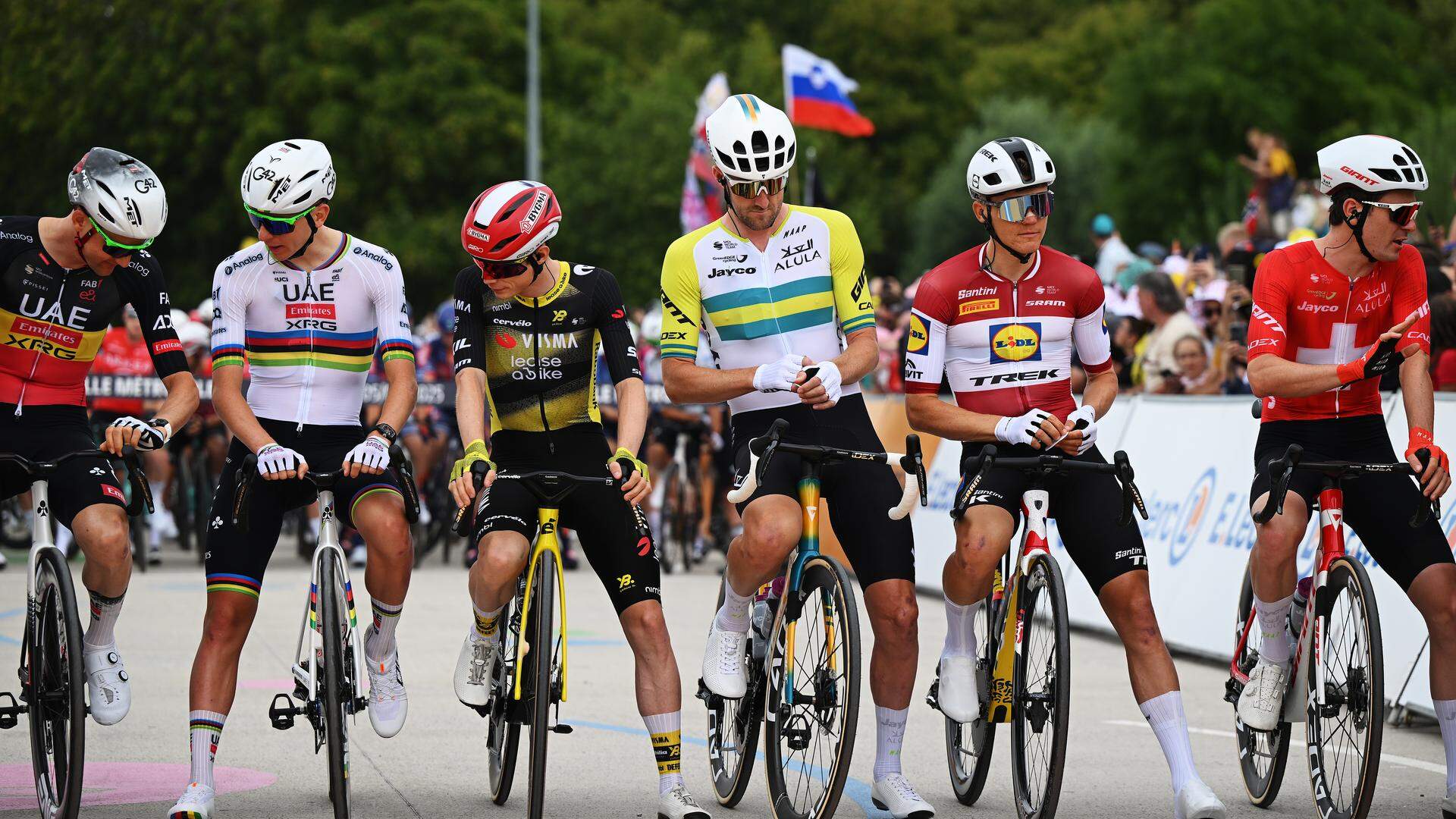 De renners staan klaar voor de start van de openingsrit van de Tour de France. 