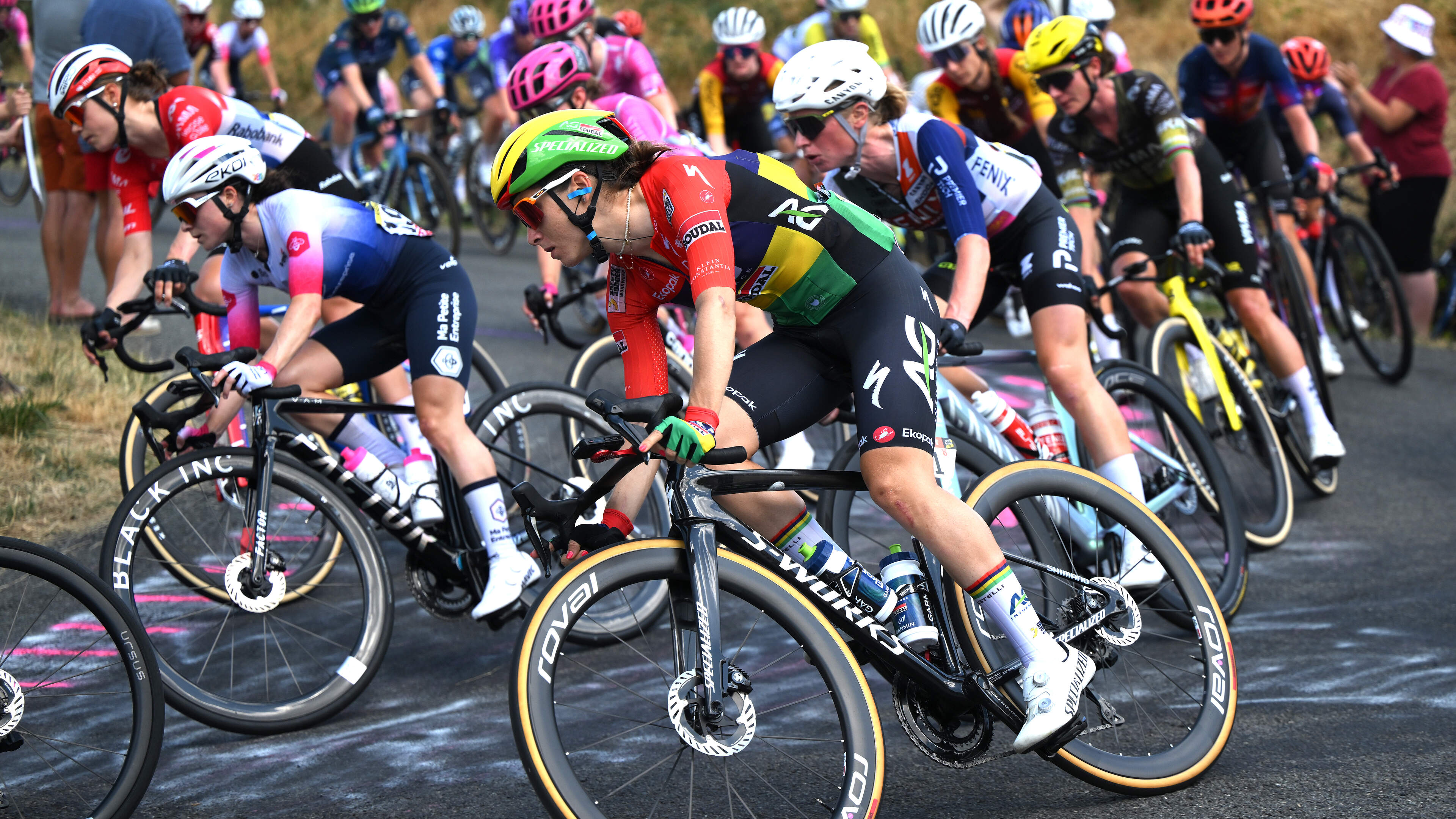 LIVE Tour de France Femmes | Puck Pieterse blijft bergpunten pakken, Demi Vollering houdt zich nog rustig in lastige overgangsrit