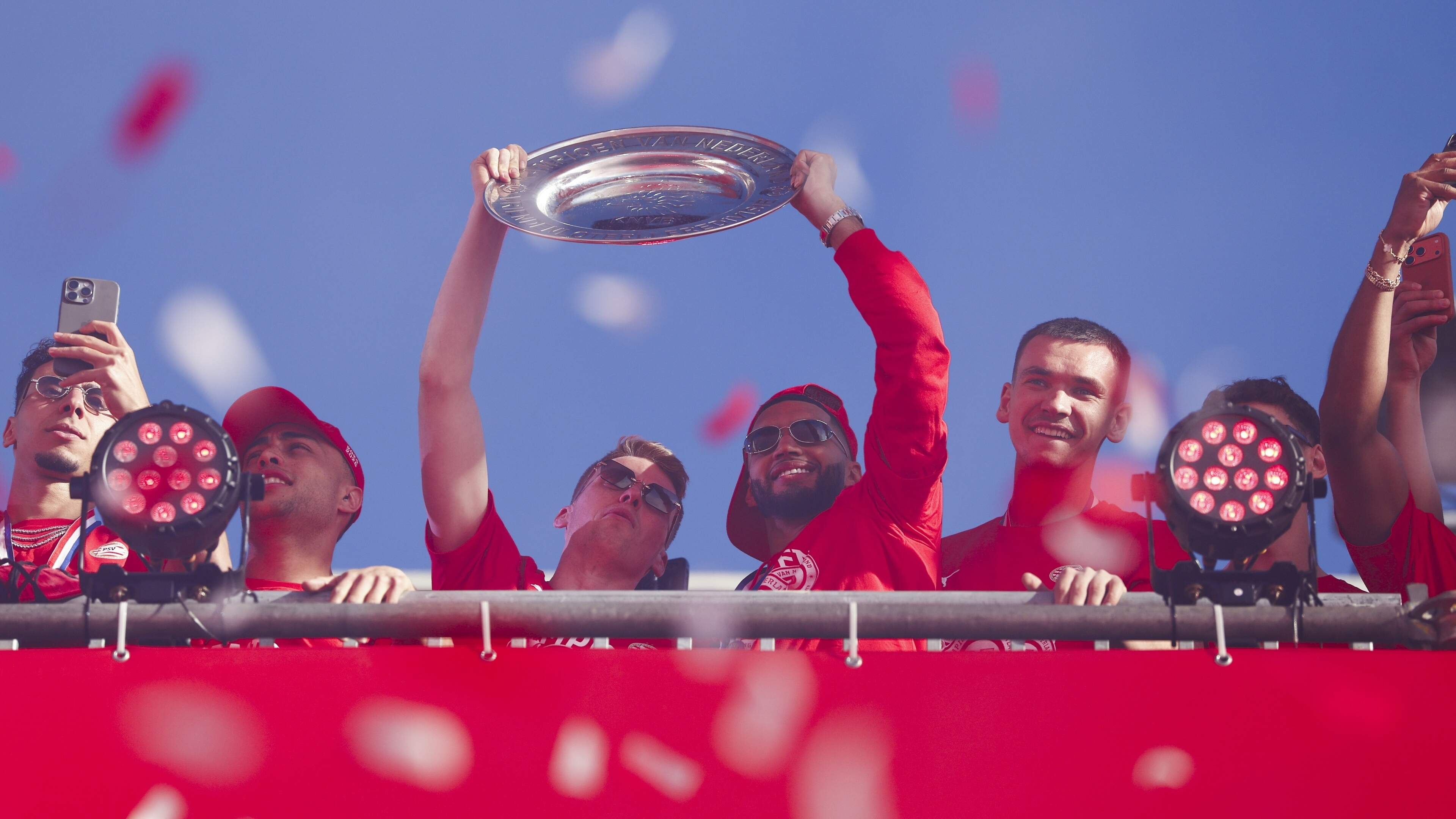 LIVE huldiging: PSV-selectie en fans zingen ’Joey in Oranje’, Veerman reageert venijnig voor uitzinnig Stadhuisplein