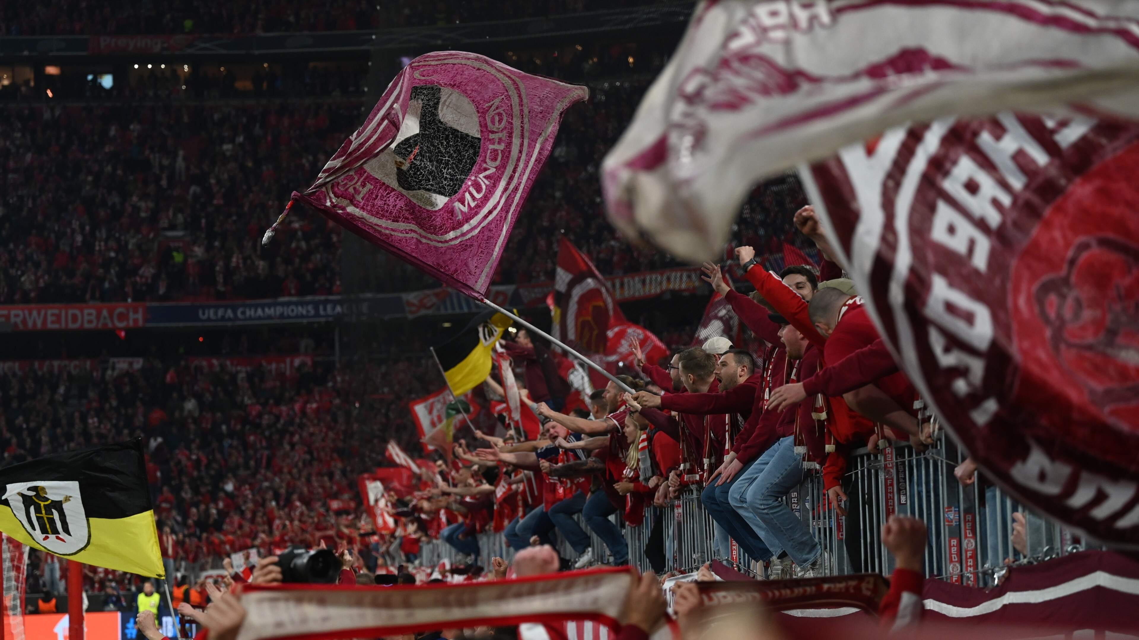 Bayern München krijgt bijna 100.000 euro boete, maar ontsnapt: Duitse topclub gewoon in vol stadion tegen Paris Saint-Germain