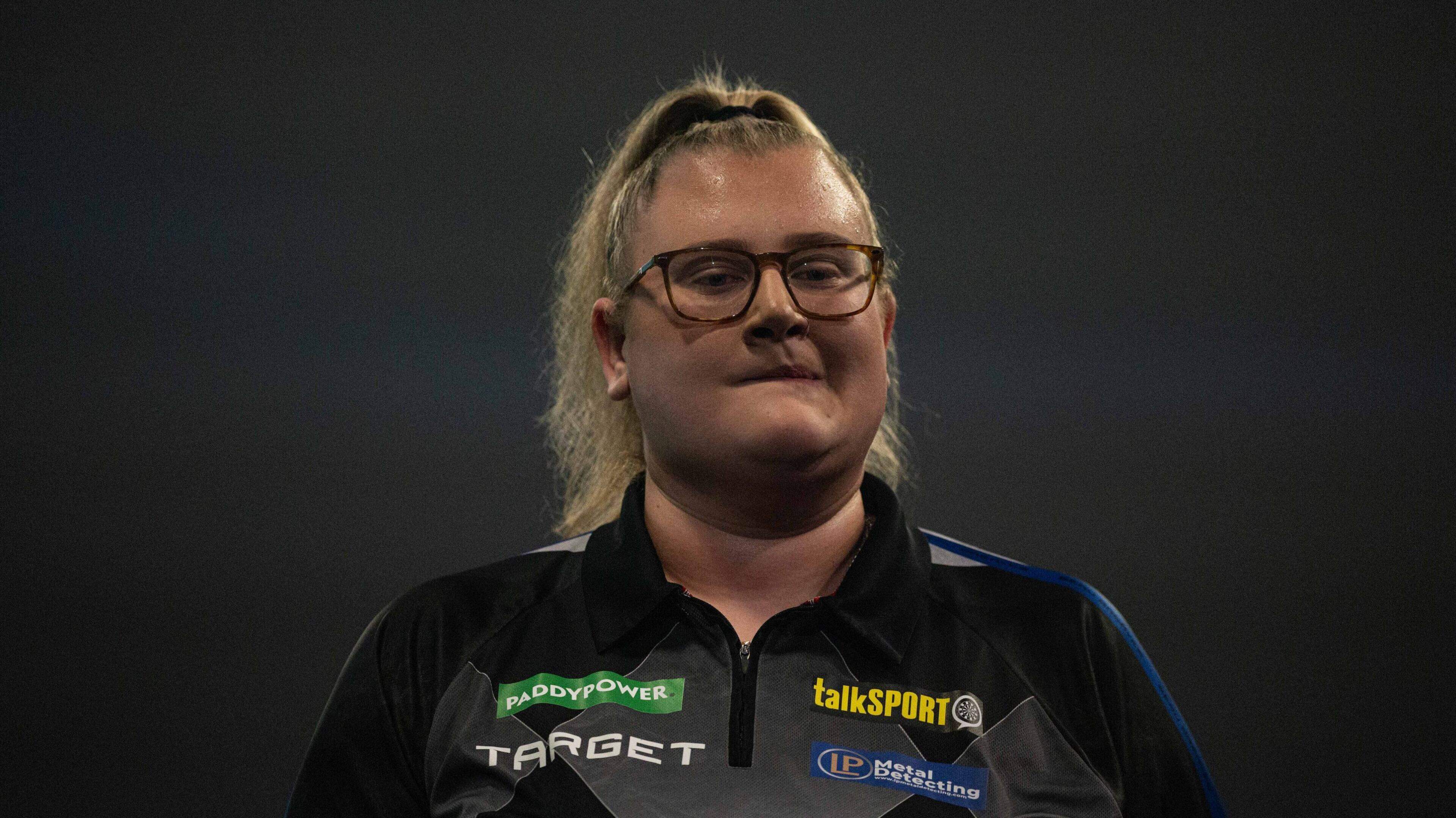 Beau Greaves (22) schrijft geschiedenis door als eerste vrouw een PDC-toernooi te winnen: ’Ik ben in shock’