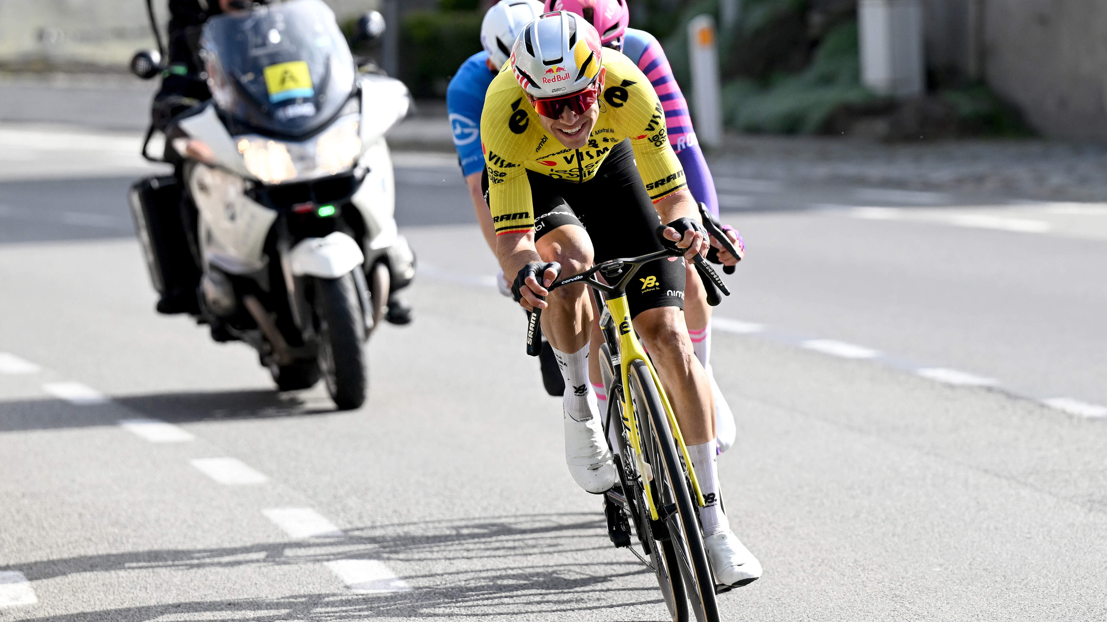 Wout van Aert grijpt weer naast zege in Dwars door Vlaanderen, Filippo Ganna gaat Belg met laatste krachtsinspanning voorbij