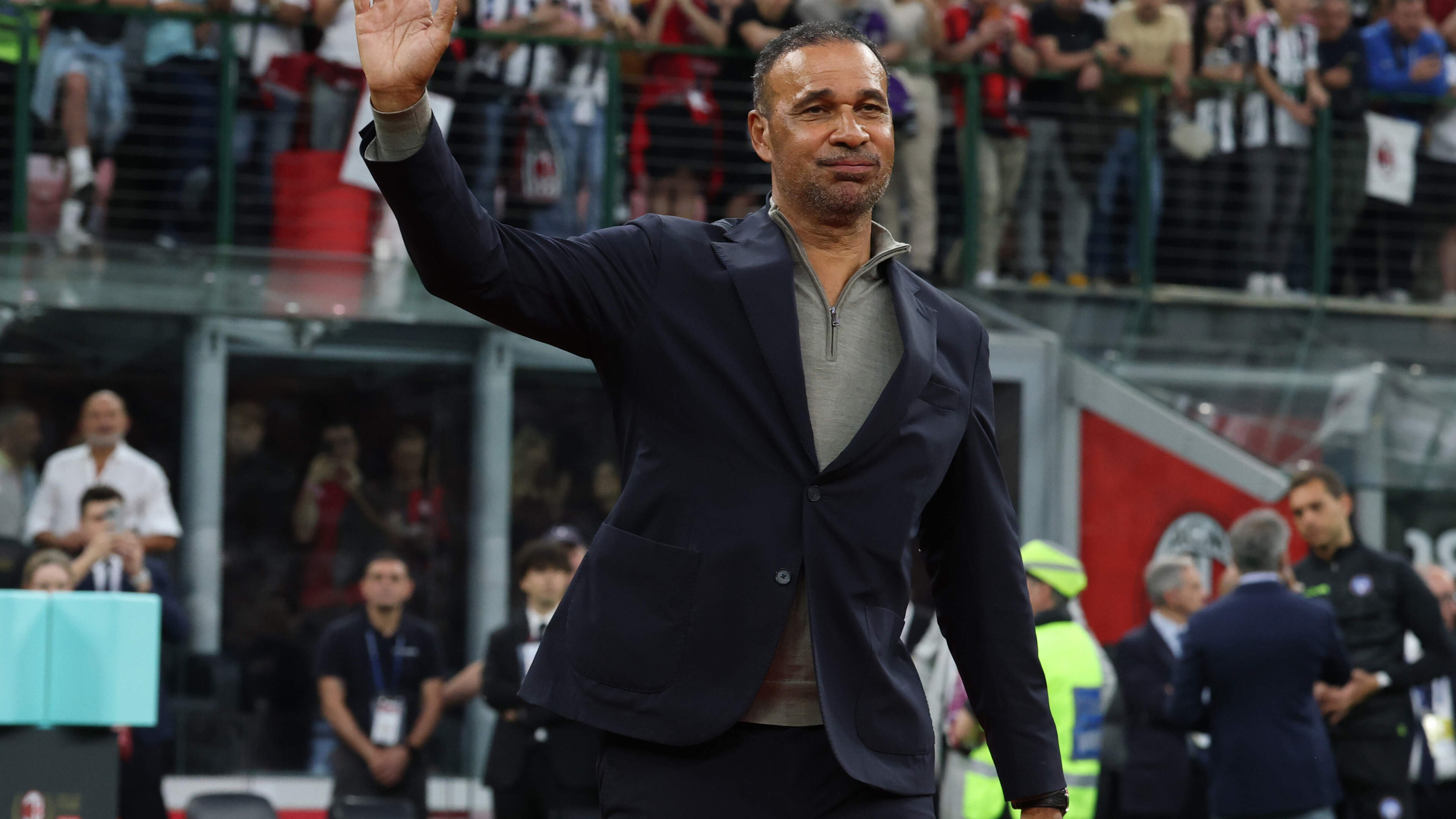 Ruud Gullit diep onder de indruk: Nederlandse icoon van AC Milan geëerd in uitzinnig San Siro