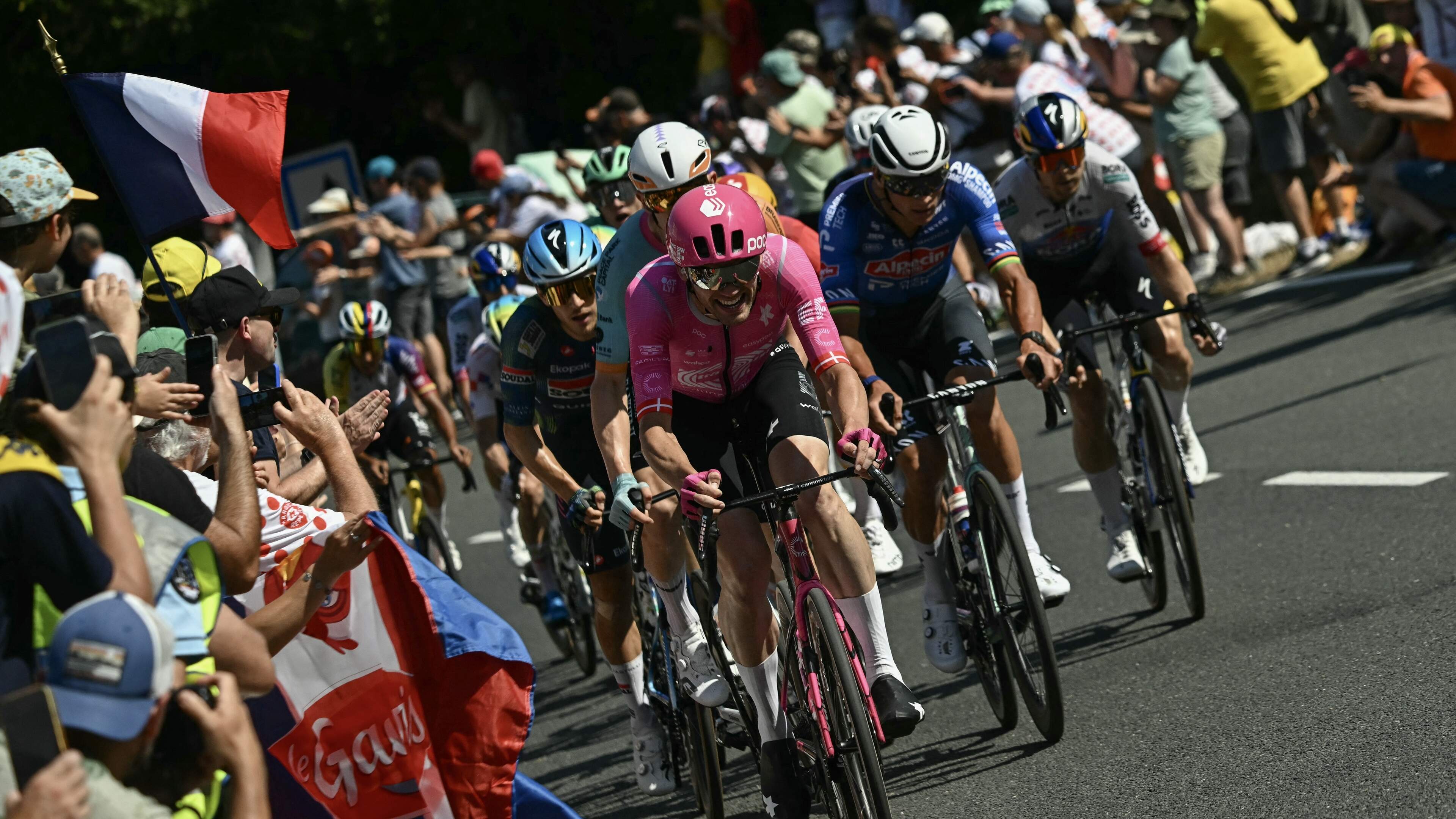 LIVE Tour de France | Mathieu van der Poel maakt deel uit van vlucht van de dag in bloedhete rit