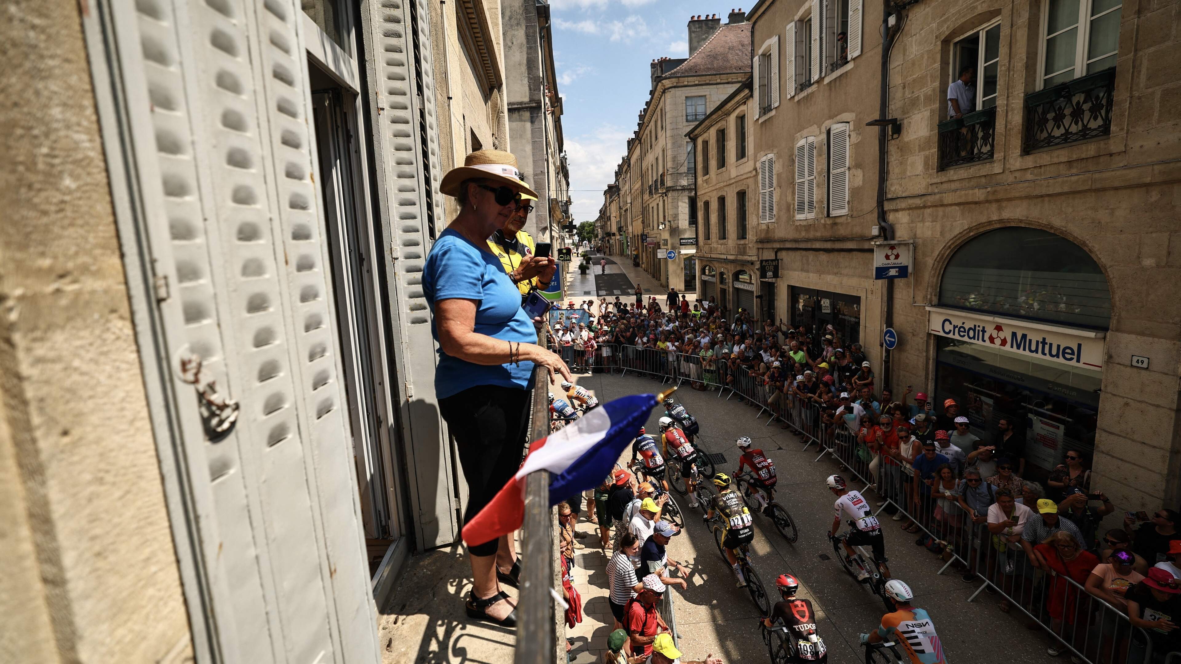 LIVE Tour de France | Grote groep rijdt weg, ploeg van groene trui Mads Pedersen in achtervolging