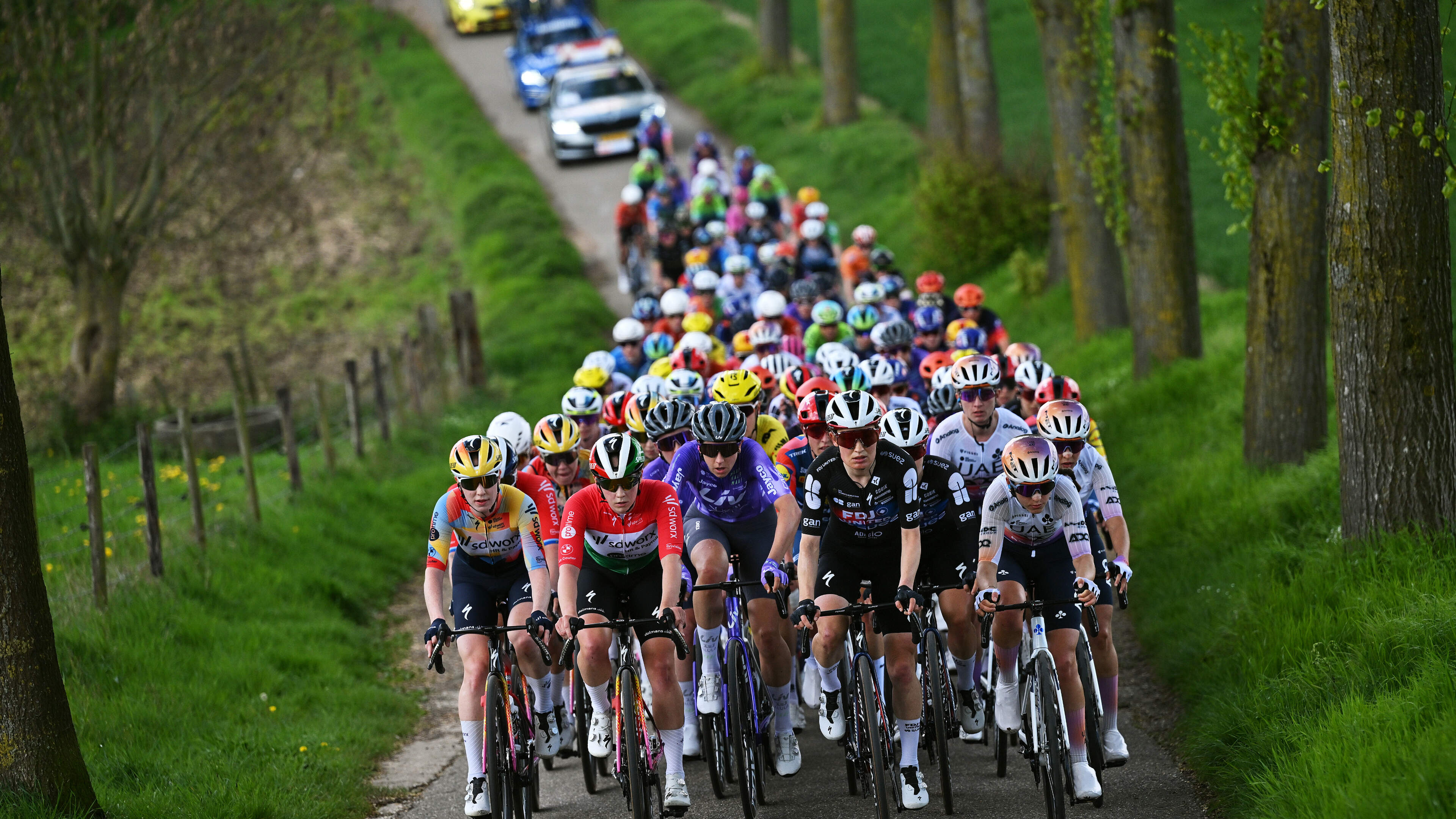 LIVE Amstel Gold Race vrouwen: Anna van der Breggen maakt tempo op Cauberg, wedstrijd ontploft