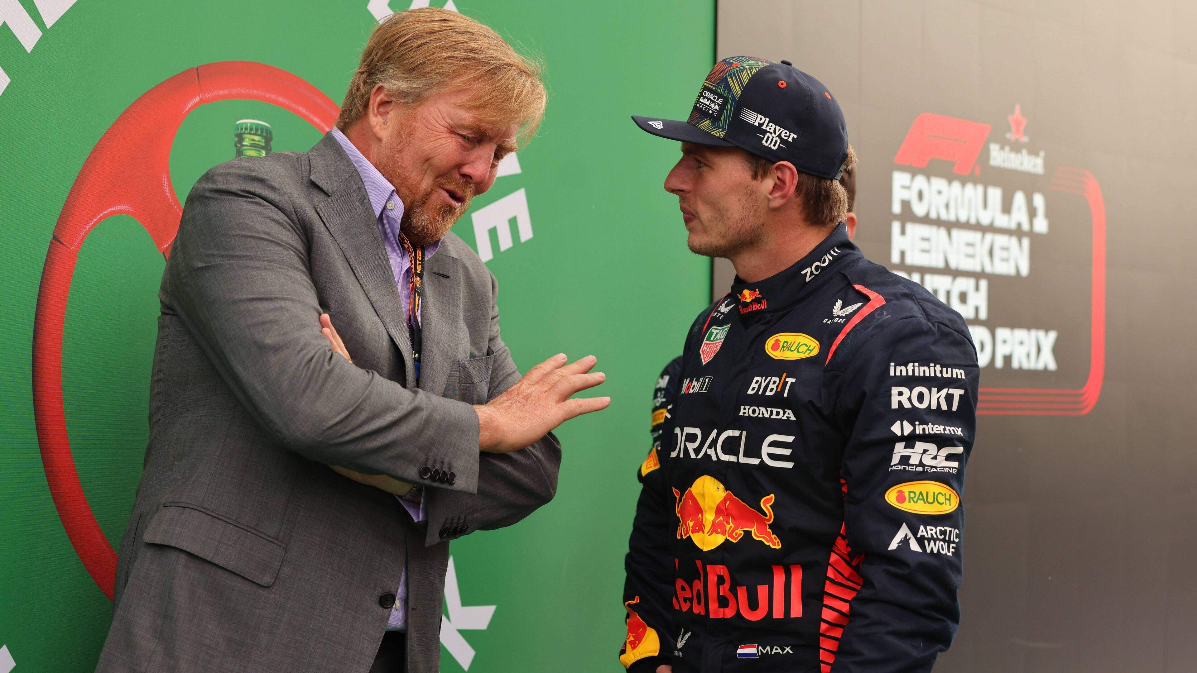 Unicum: Koning Willem-Alexander reikt beker uit aan laatste winnaar Grand Prix van Nederland in Zandvoort