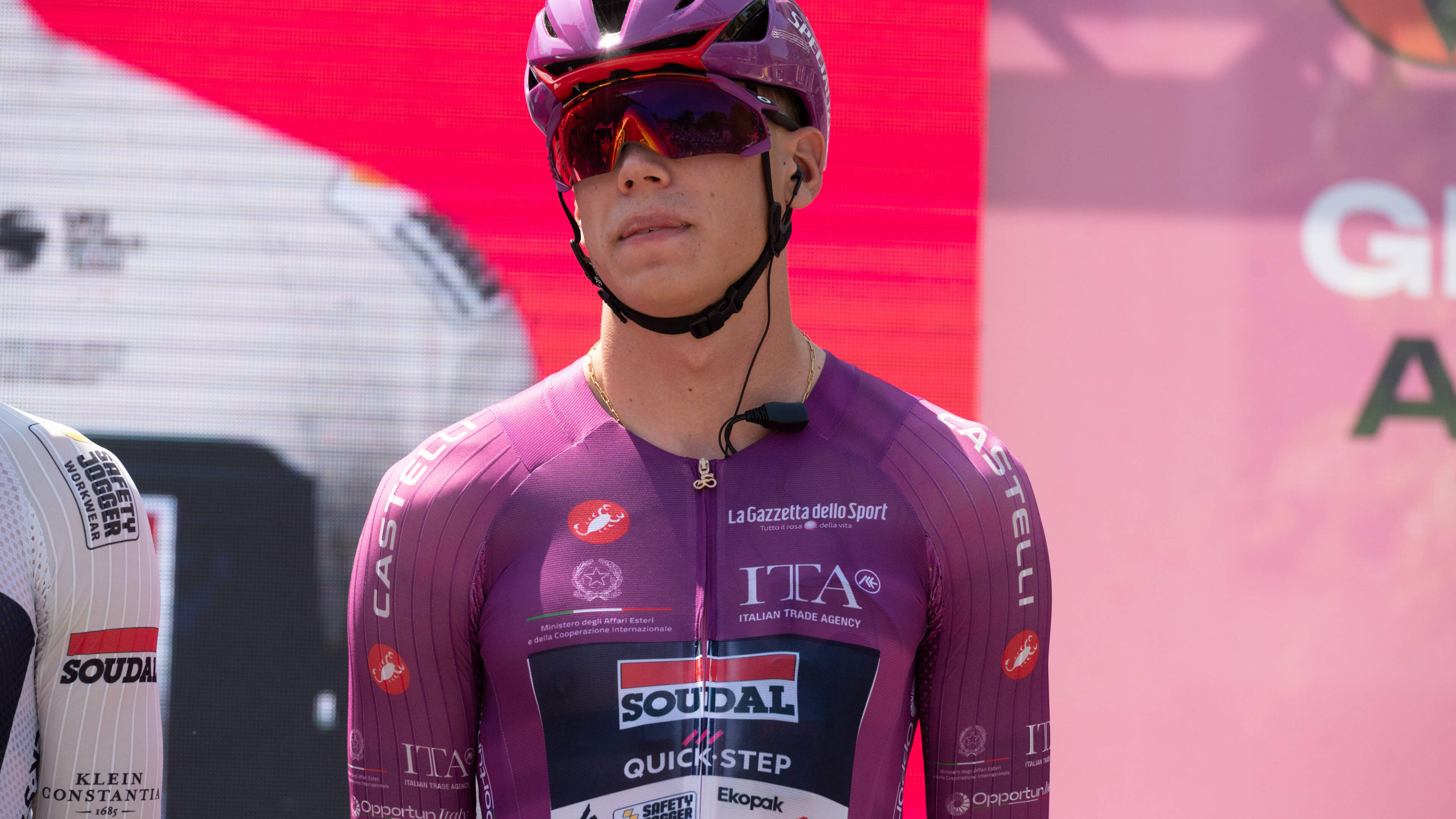 Paul Magnier pakt na lastige finale weer een ritzege en zijn hattrick in Giro d’Italia