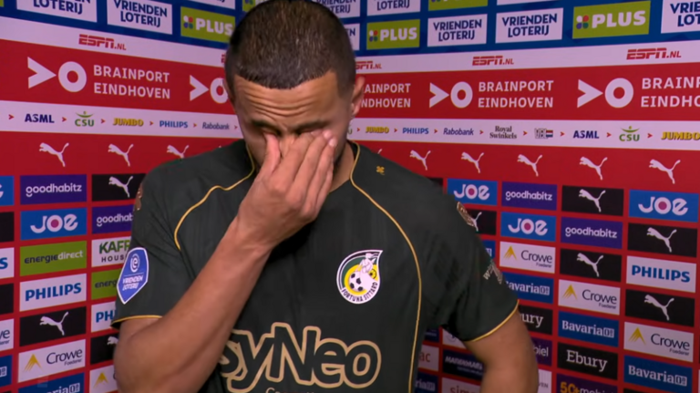 Mo Ihattaren is emotioneel.