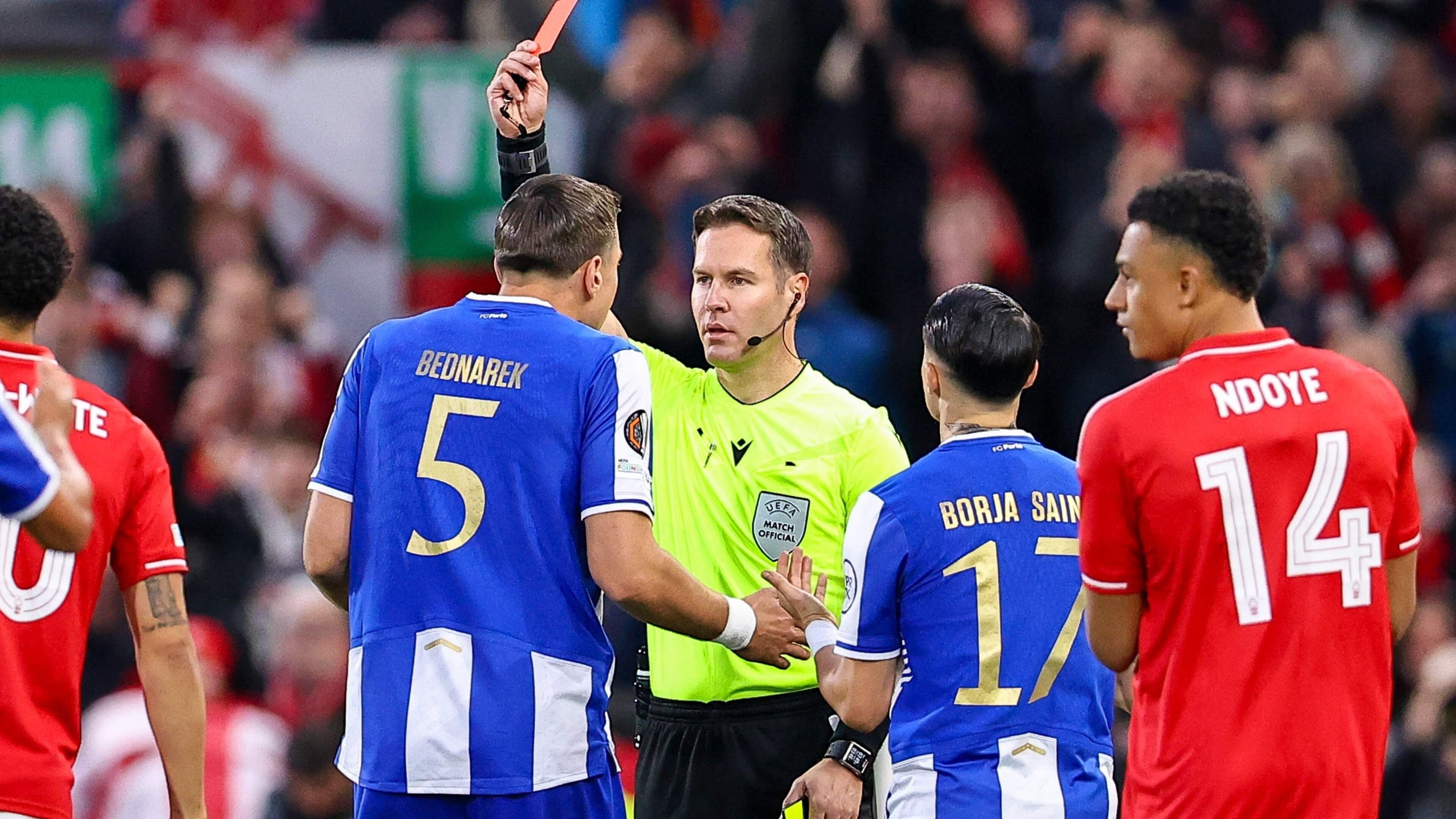 Snelle door Makkelie gegeven rode kaart nekt het FC Porto van Farioli in Europa League