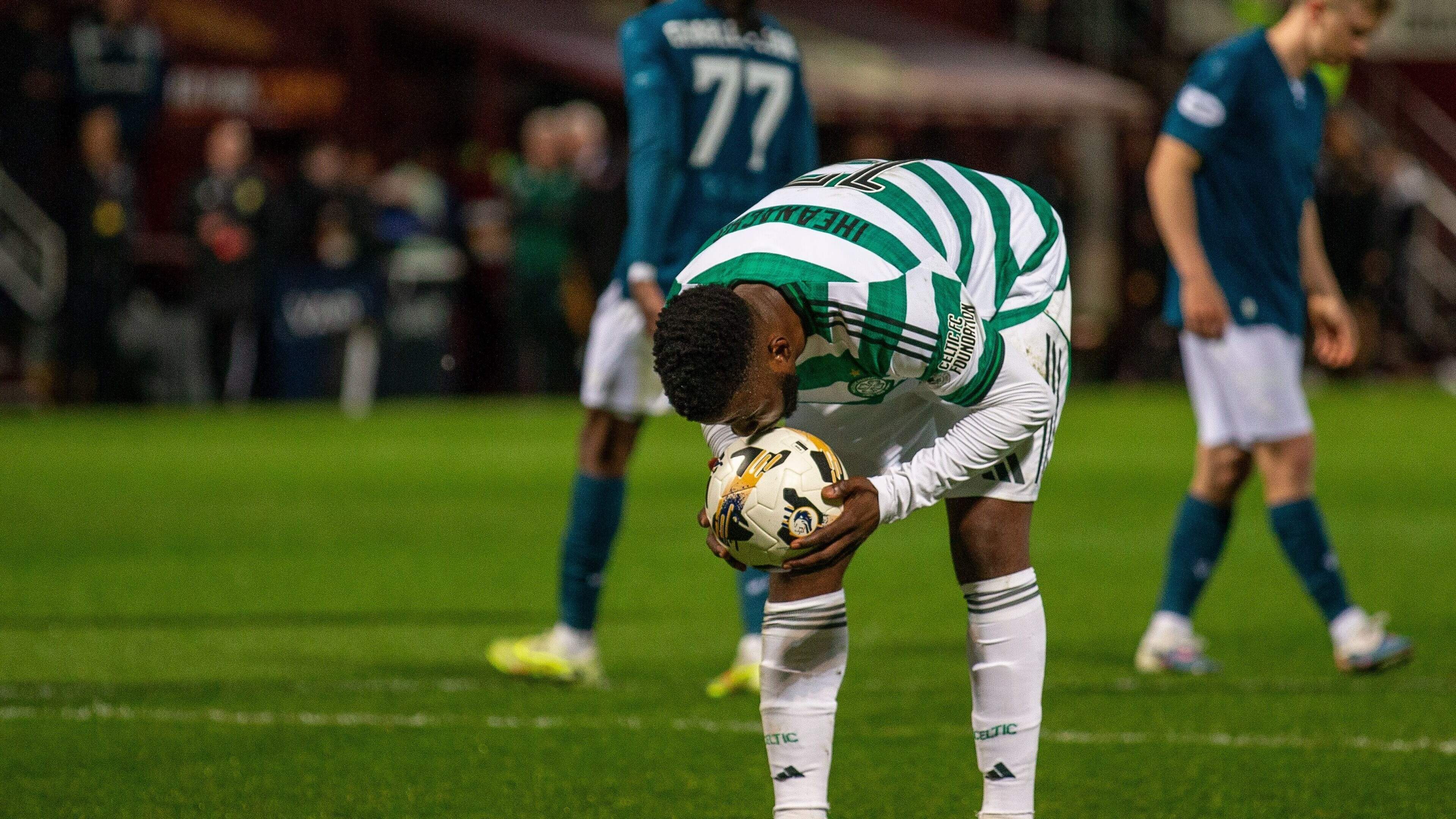 Omstreden strafschop houdt Celtic in Schotse titelrace: ’Walgelijk, iedereen is tegen ons’
