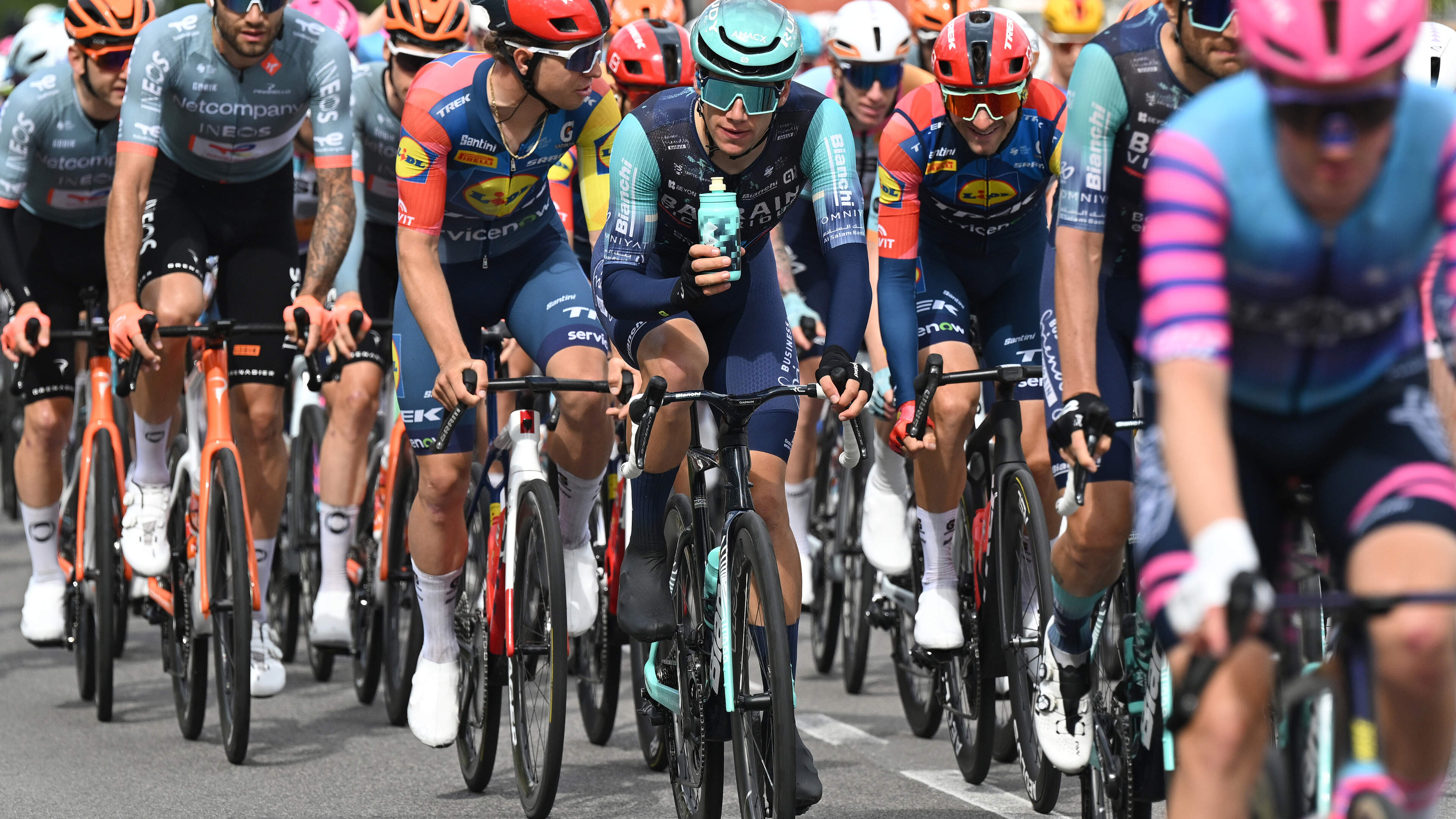 LIVE Giro d’Italia: vluchters ingerekend, organisatie boos op gevaarlijk gedrag toeschouwer