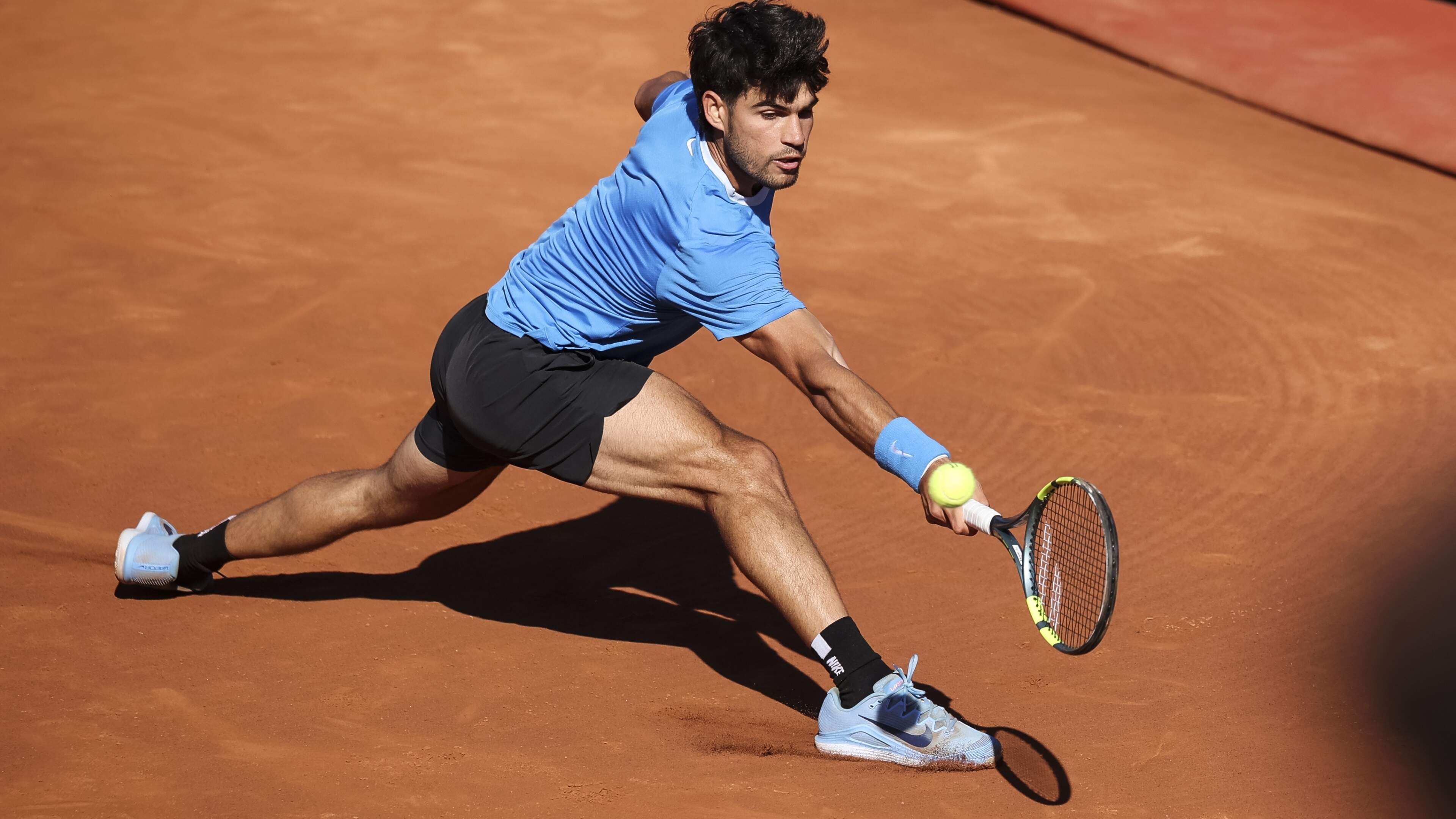 Zorgen om Carlos Alcaraz: Spanjaard trekt zich met polsblessure terug uit toernooi Barcelona