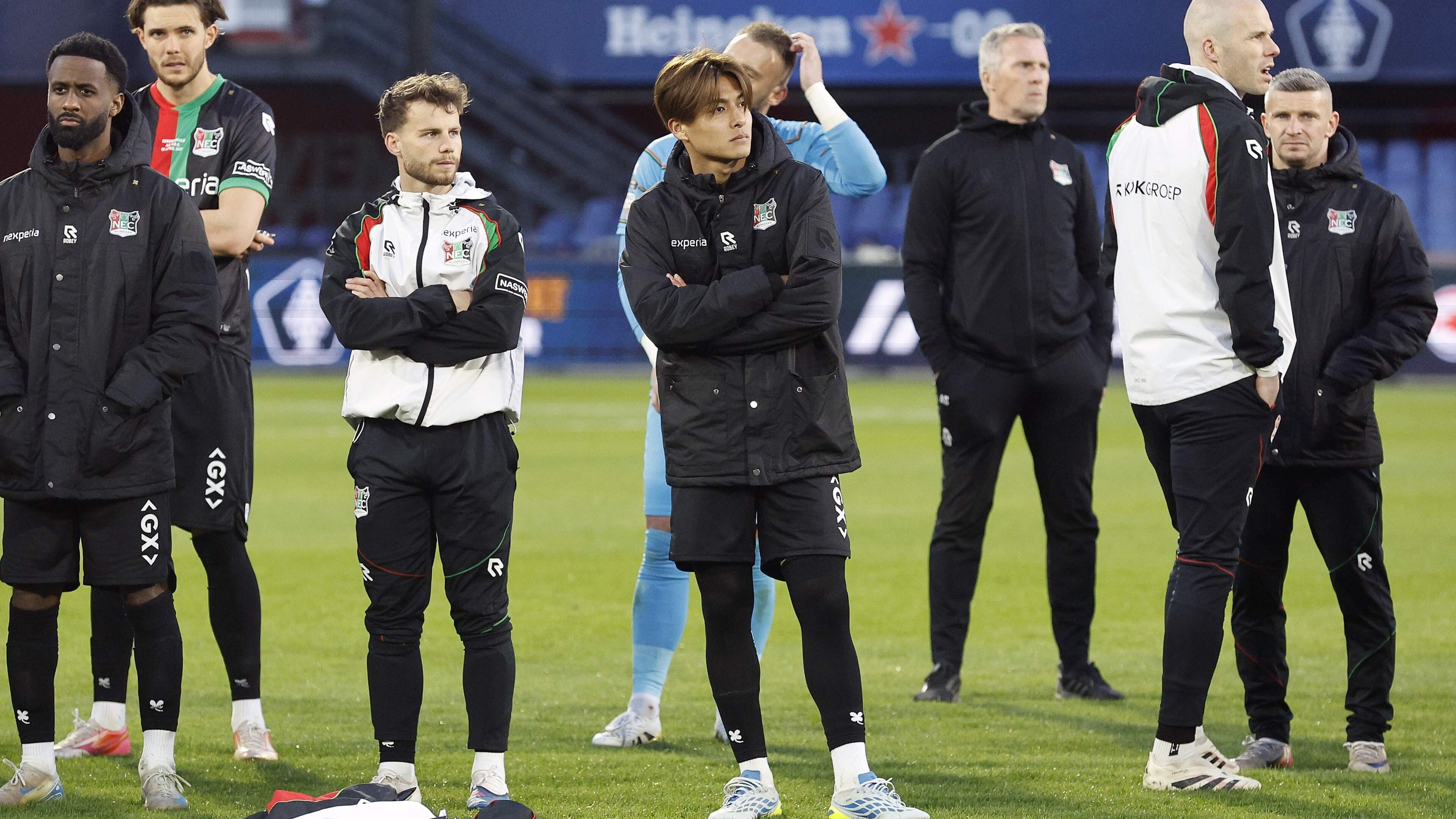 Vitesse-fans laten reclamevliegtuigje met plagende tekst boven Nijmegen vliegen na dramatische bekerfinale NEC