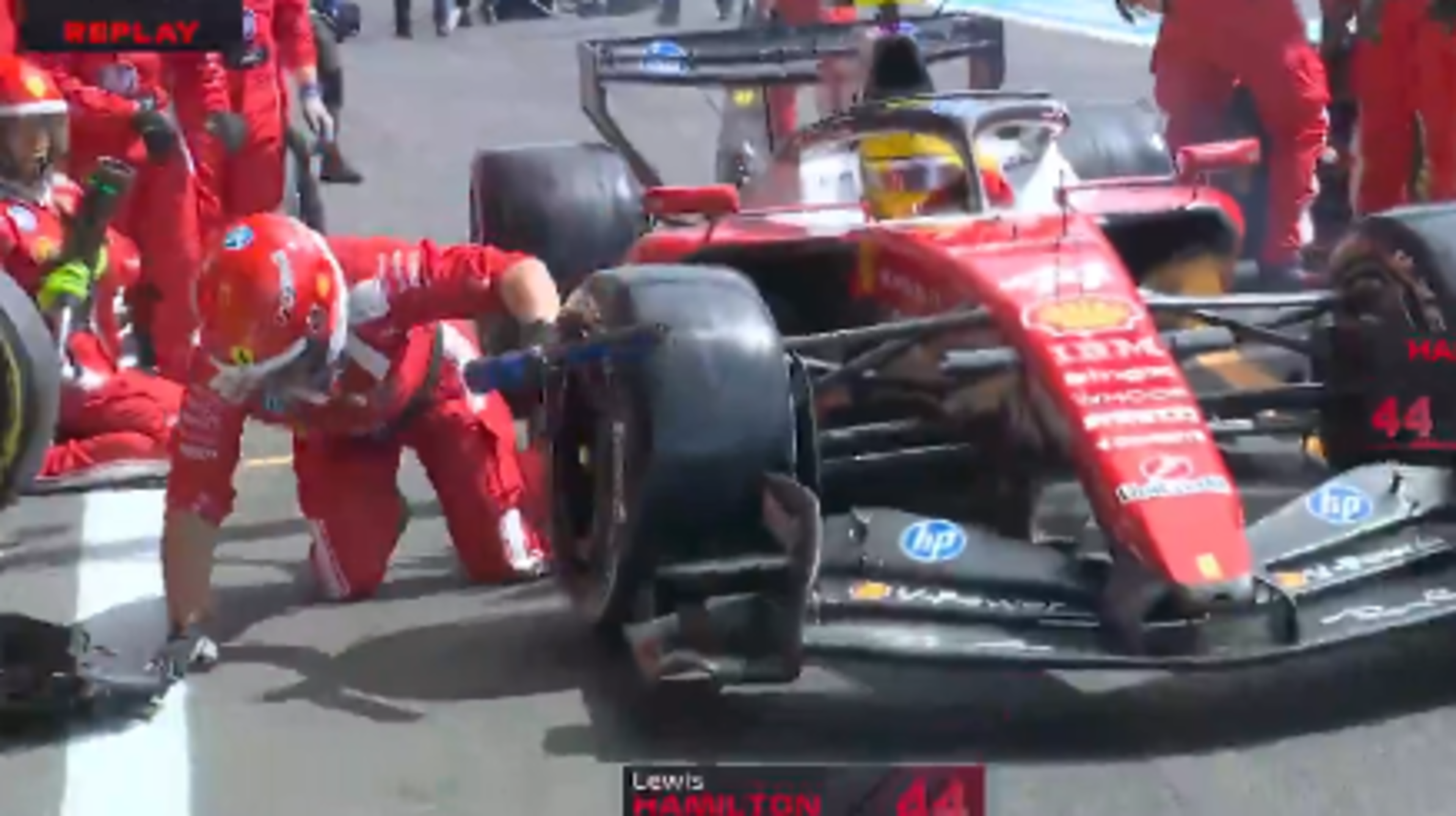 Schrikmoment bij Ferrari: Lewis Hamilton raakt monteur tijdens pitstop bij GP van België
