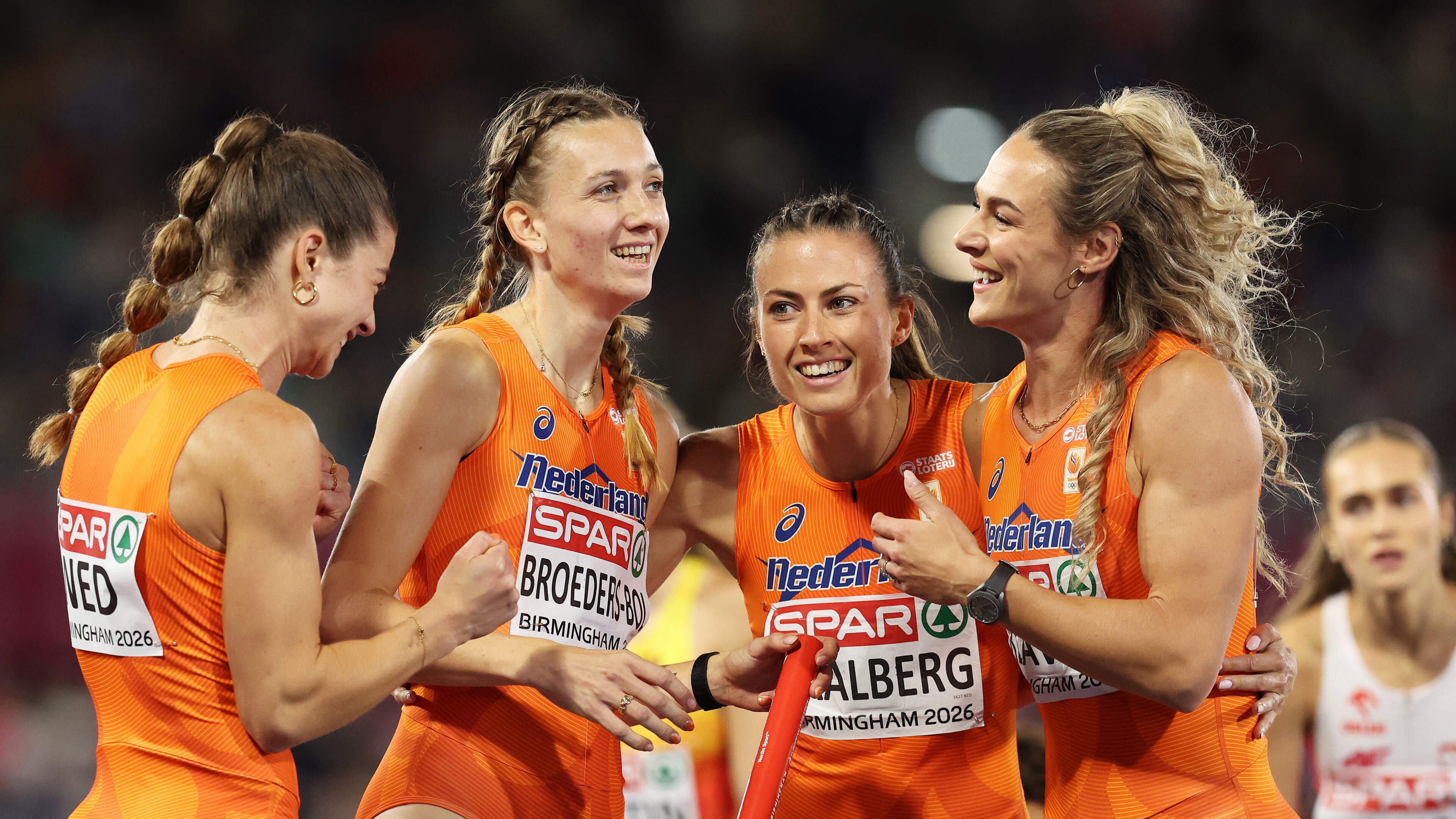 Recordgoud Nederland: Lieke Klaver en Femke Broeders-Bol loodsen Oranje naar triomf op 4x400 meter