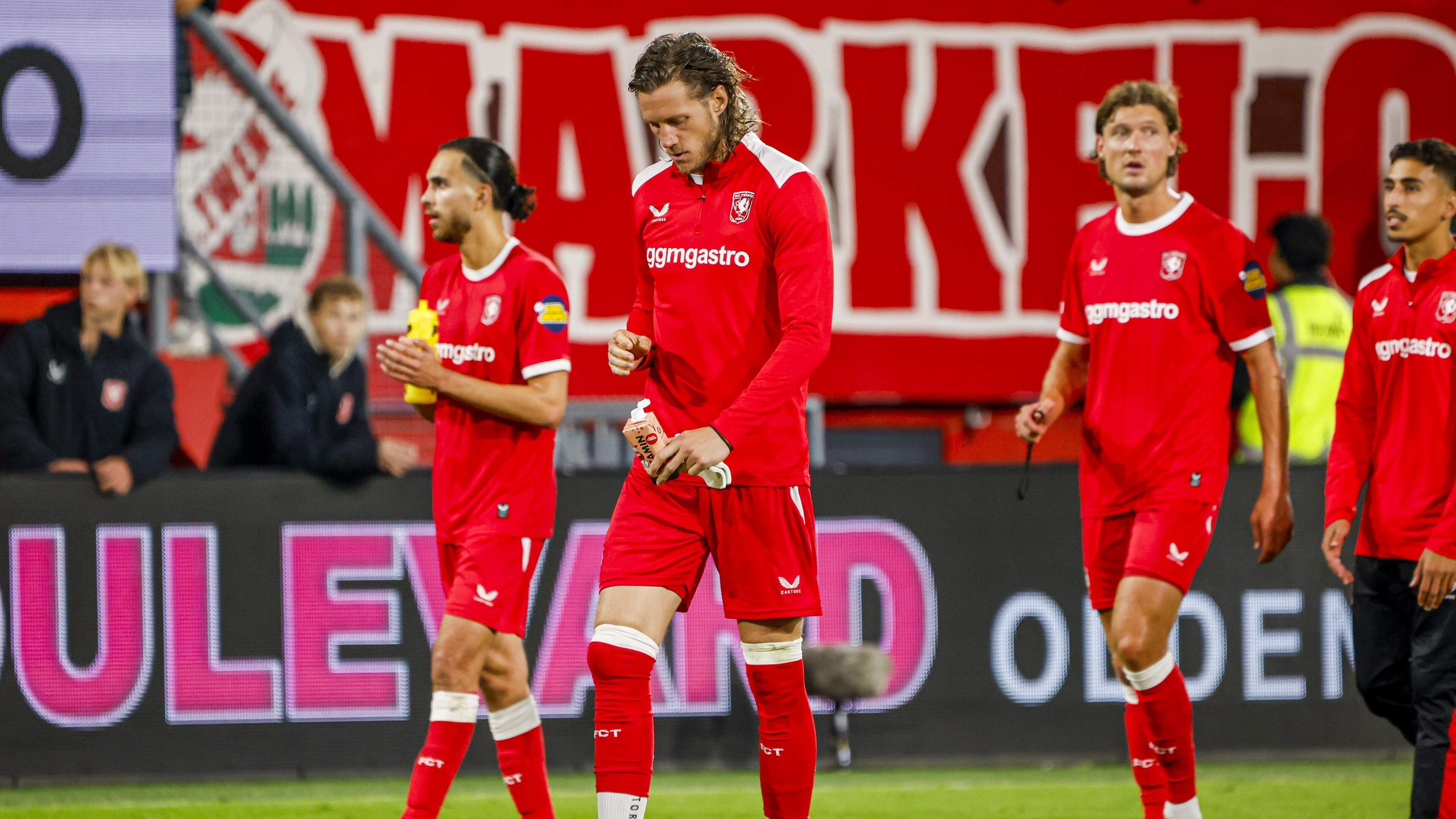 John van den Brom houdt vast aan worstelende Wout Weghorst: ’Het zou heel slecht zijn hem nu al af te schrijven’