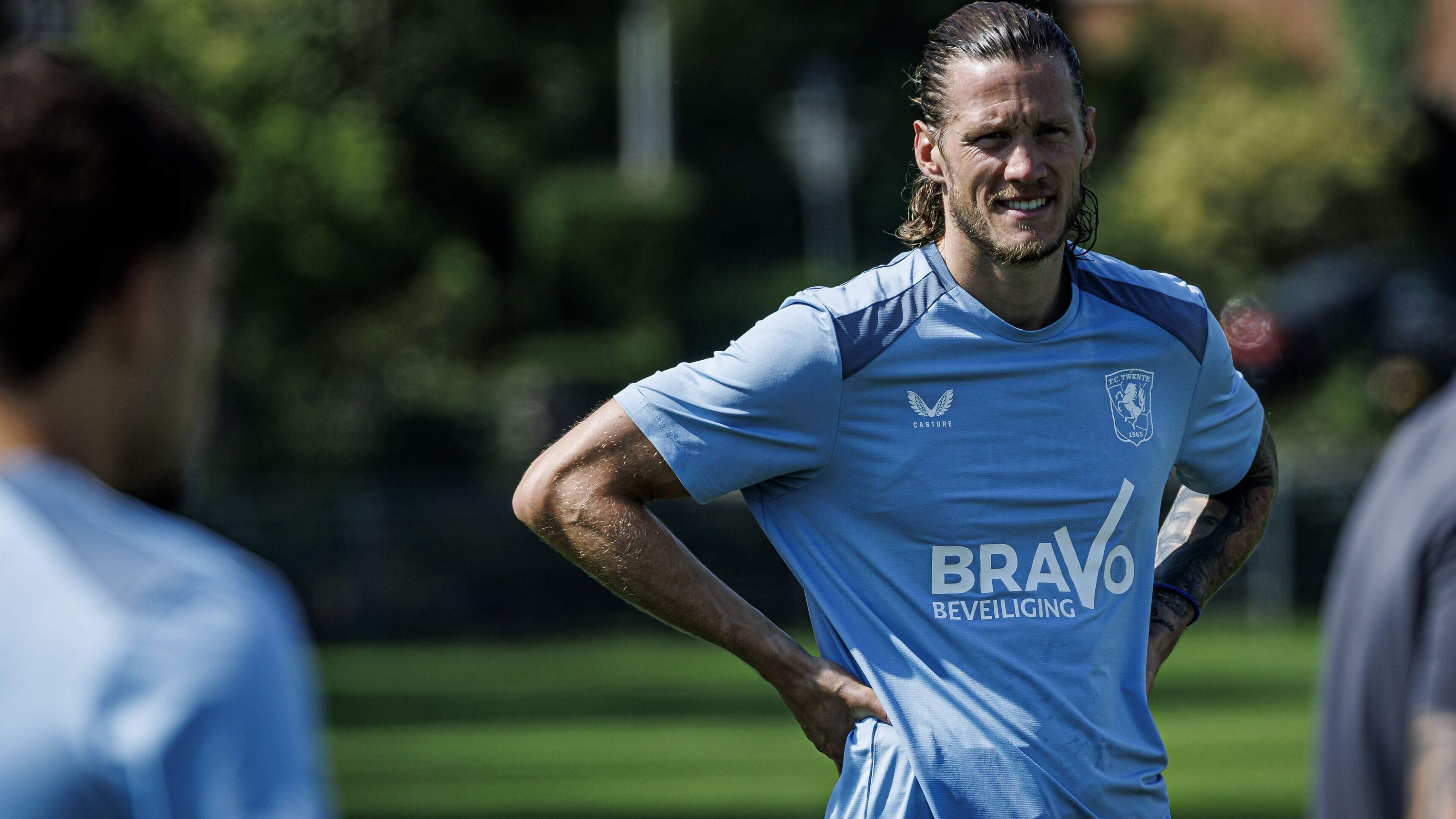 FC Twente-trainer John van den Brom heeft nieuws over Wout Weghorst en denkt dat Mees Hilgers vertrekt
