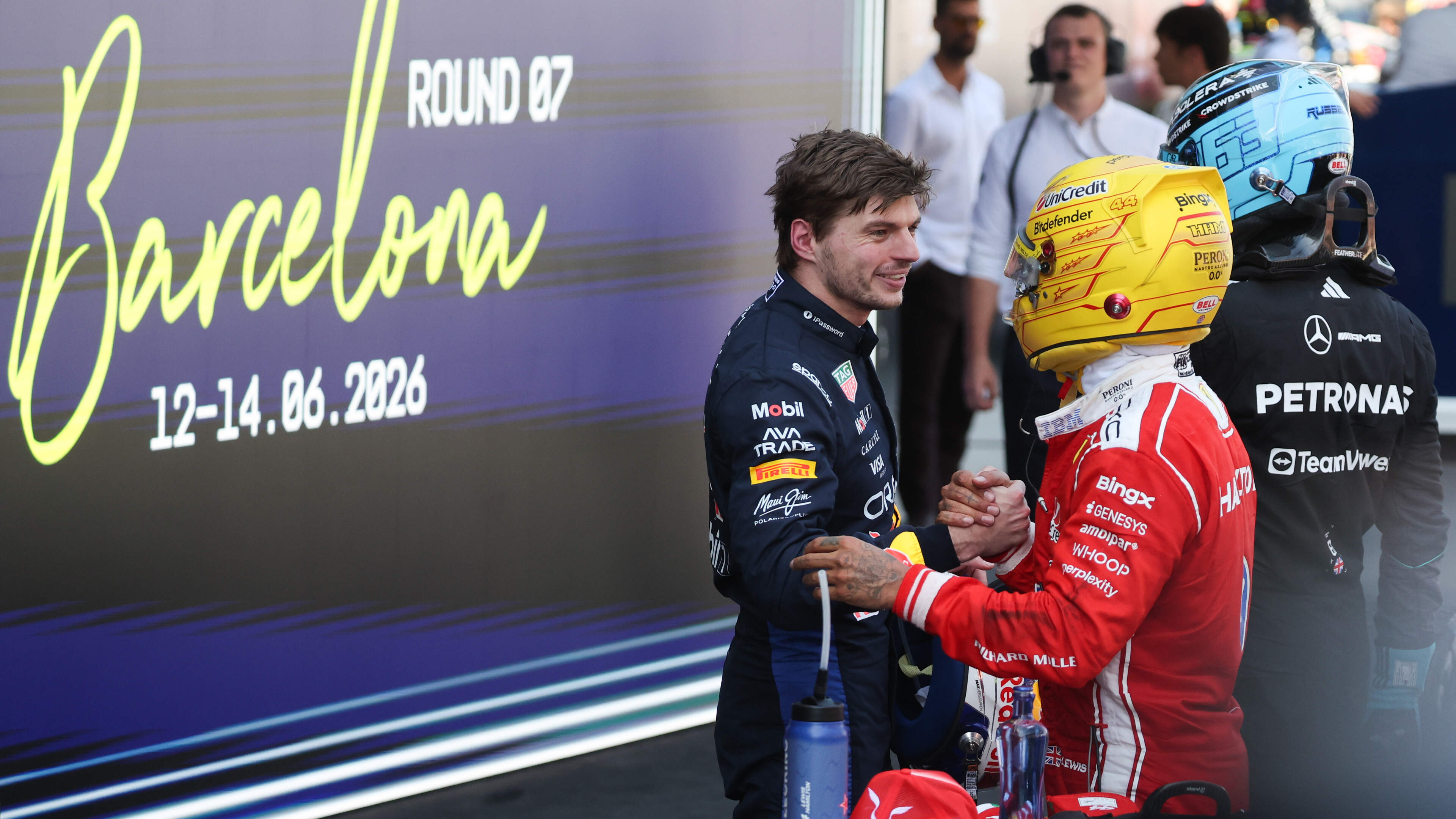 Lewis Hamilton reageert op boordradio Max Verstappen: ’Je kunt een kampioen niet buitenom inhalen’