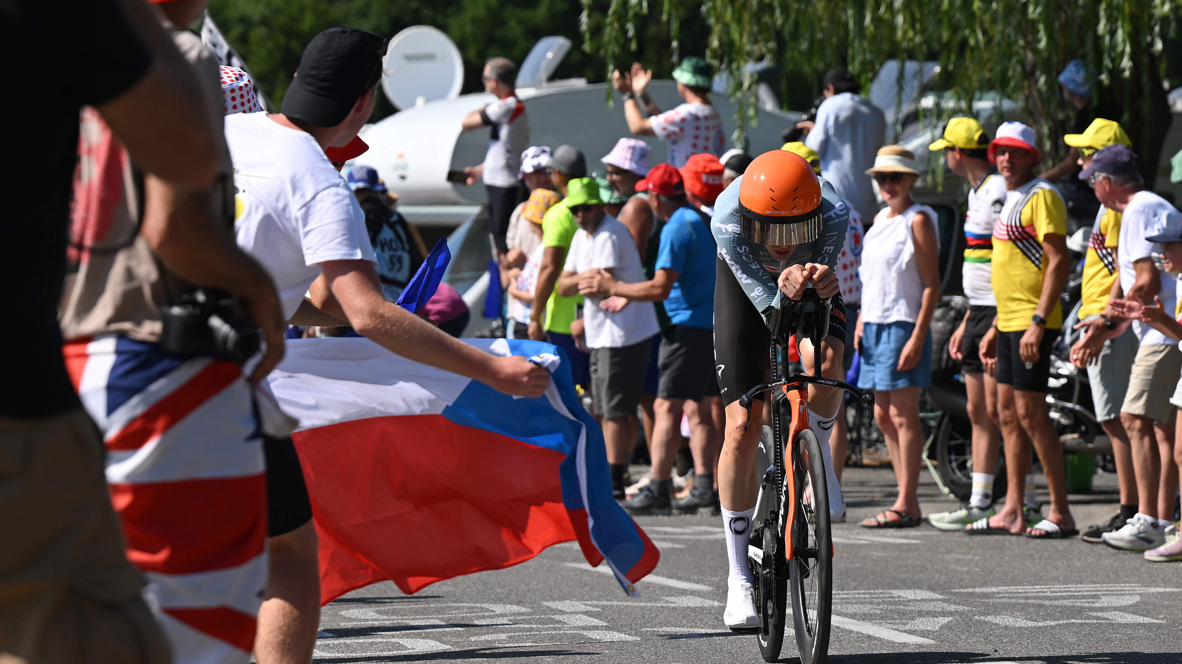 Knullig moment: Thymen Arensman verschijnt te laat op startpodium in tijdrit Tour de France