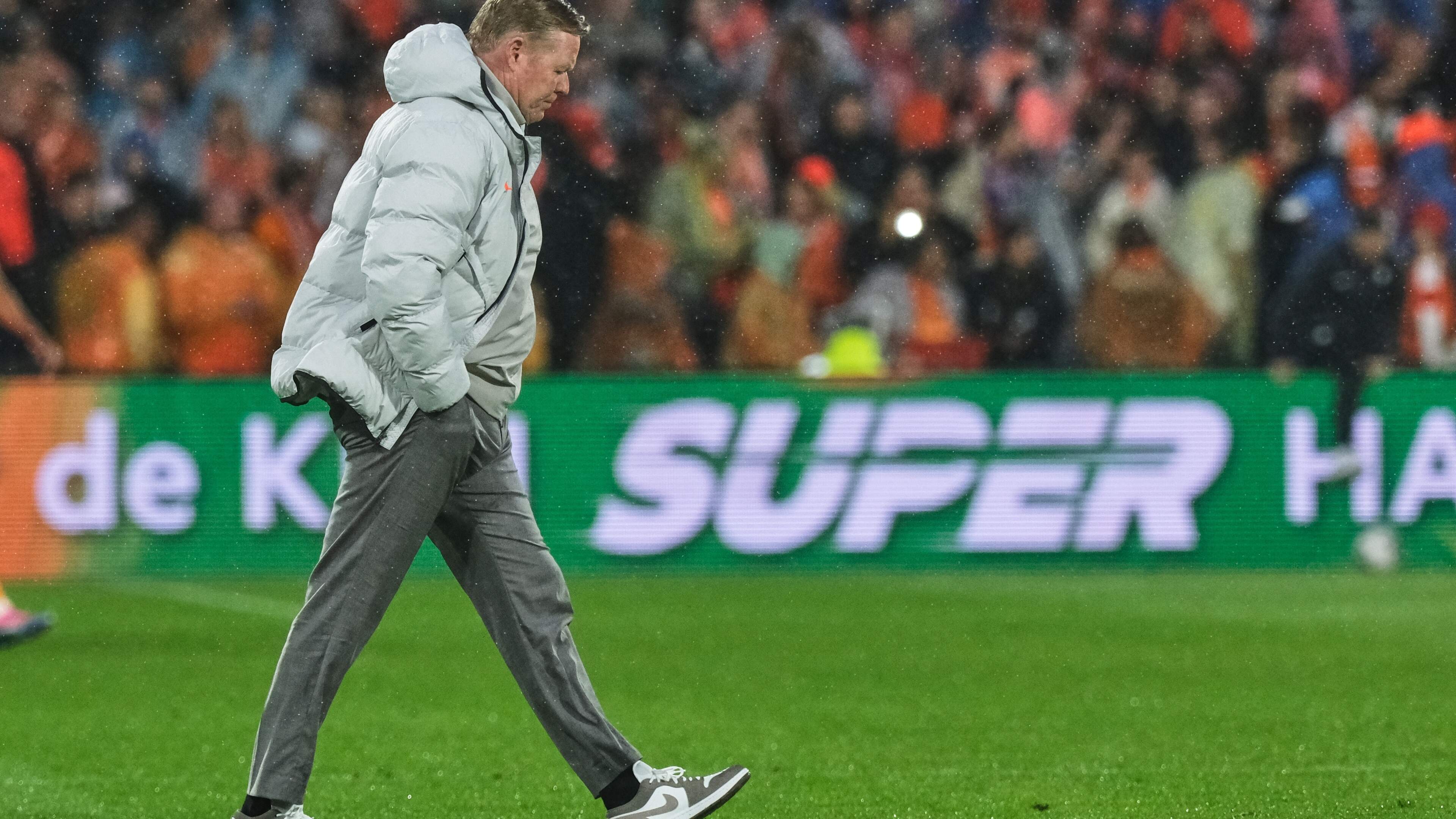 Ronald Koeman niet in paniek na zeperd Nederlands elftal richting WK, maar: ’Je moet je hoofd gebruiken’